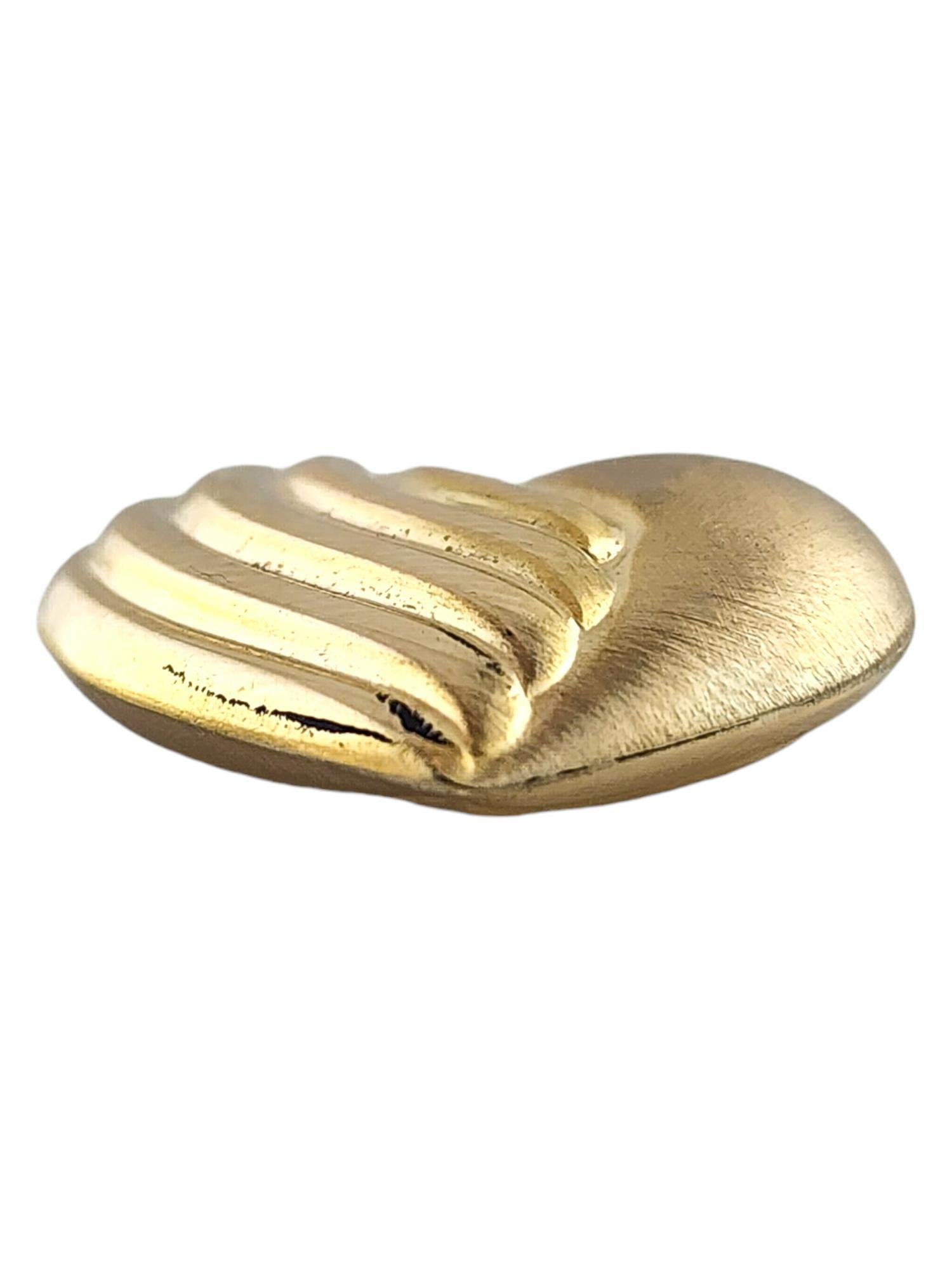14 Karat Yellow Gold Puffy Heart Pendant #19297

This beautiful puffy heart pendant was crafted from 14K yellow gold with beautiful detailing!

Size: 20.96mm X 21.59mm X 6.91mm

Weight: 3.3 g/ 2.1 dwt

Hallmark: 585 ITALY

Very good condition,