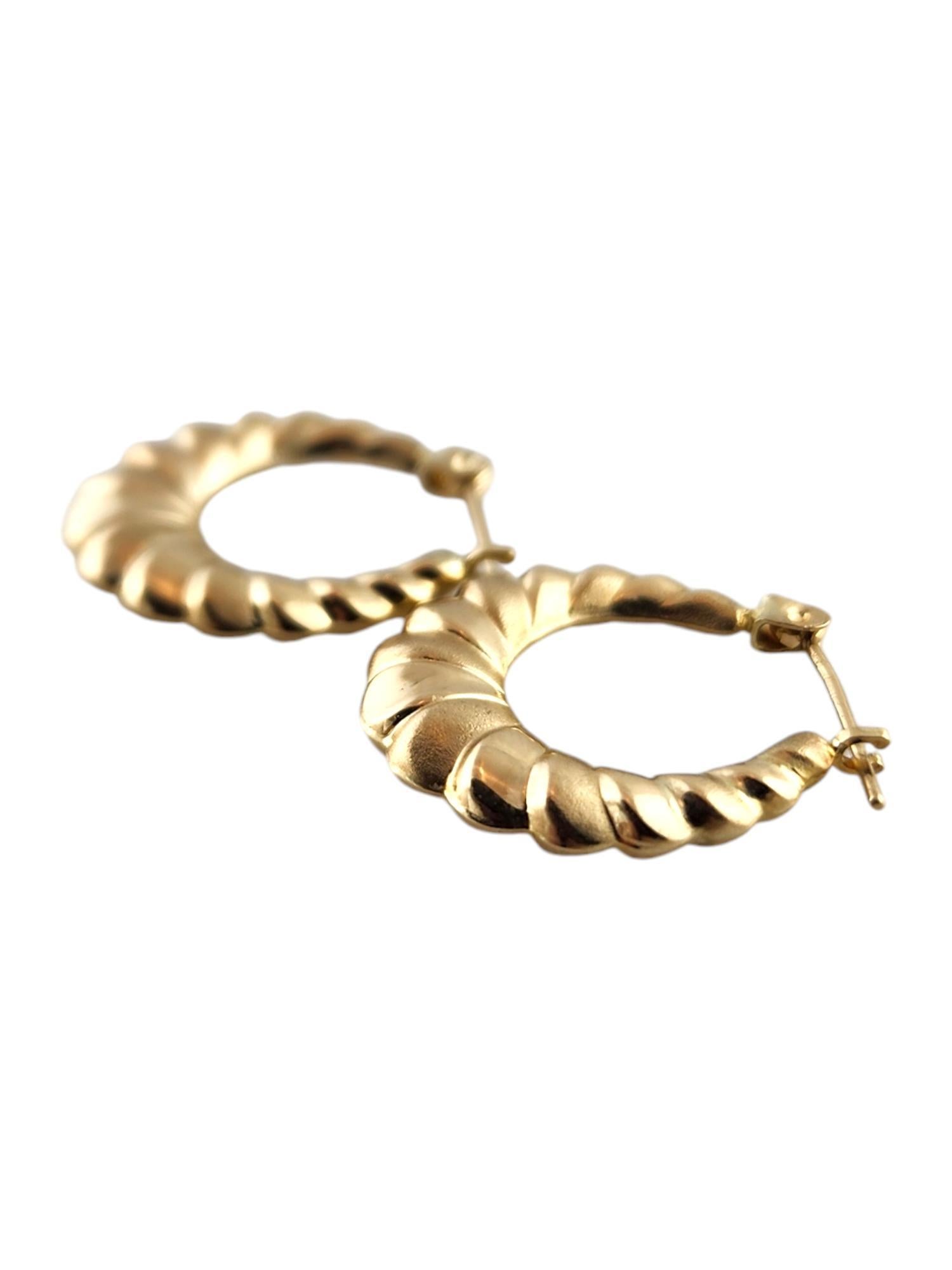 Orecchini a cerchio in oro giallo 14 carati con torsione cava e gonfia

Questo bellissimo set di cerchi è stato realizzato in oro giallo 14 carati con uno splendido motivo a spirale!

Dimensioni: 18,72 mm X 17,72 mm X 3,20 mm

Peso: 1,28 g/ 0,82