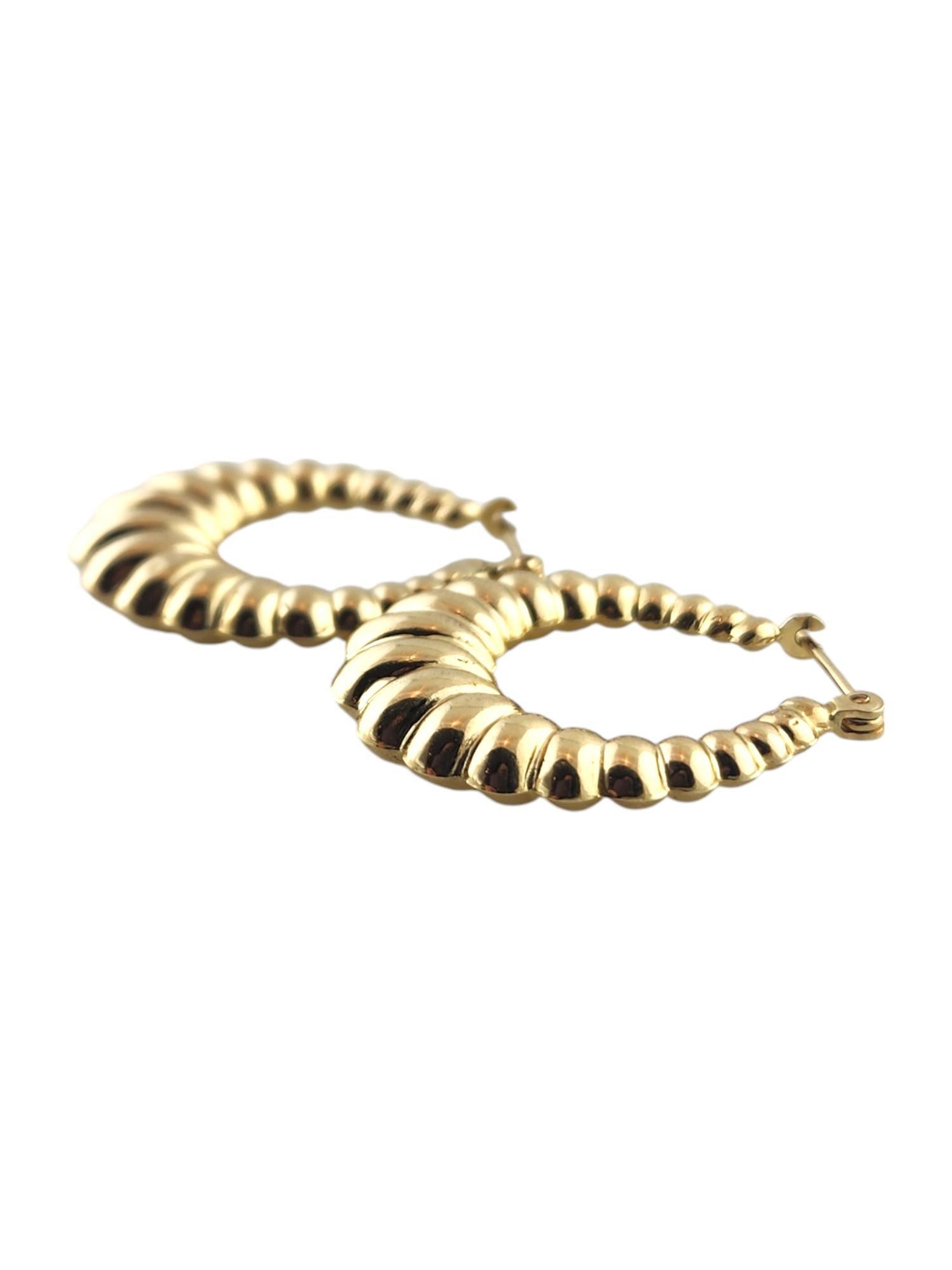 14 Karat Yellow Gold Puffy Oval Ribbed Hoop Earrings #18986 In Good Condition In Washington Depot, CT