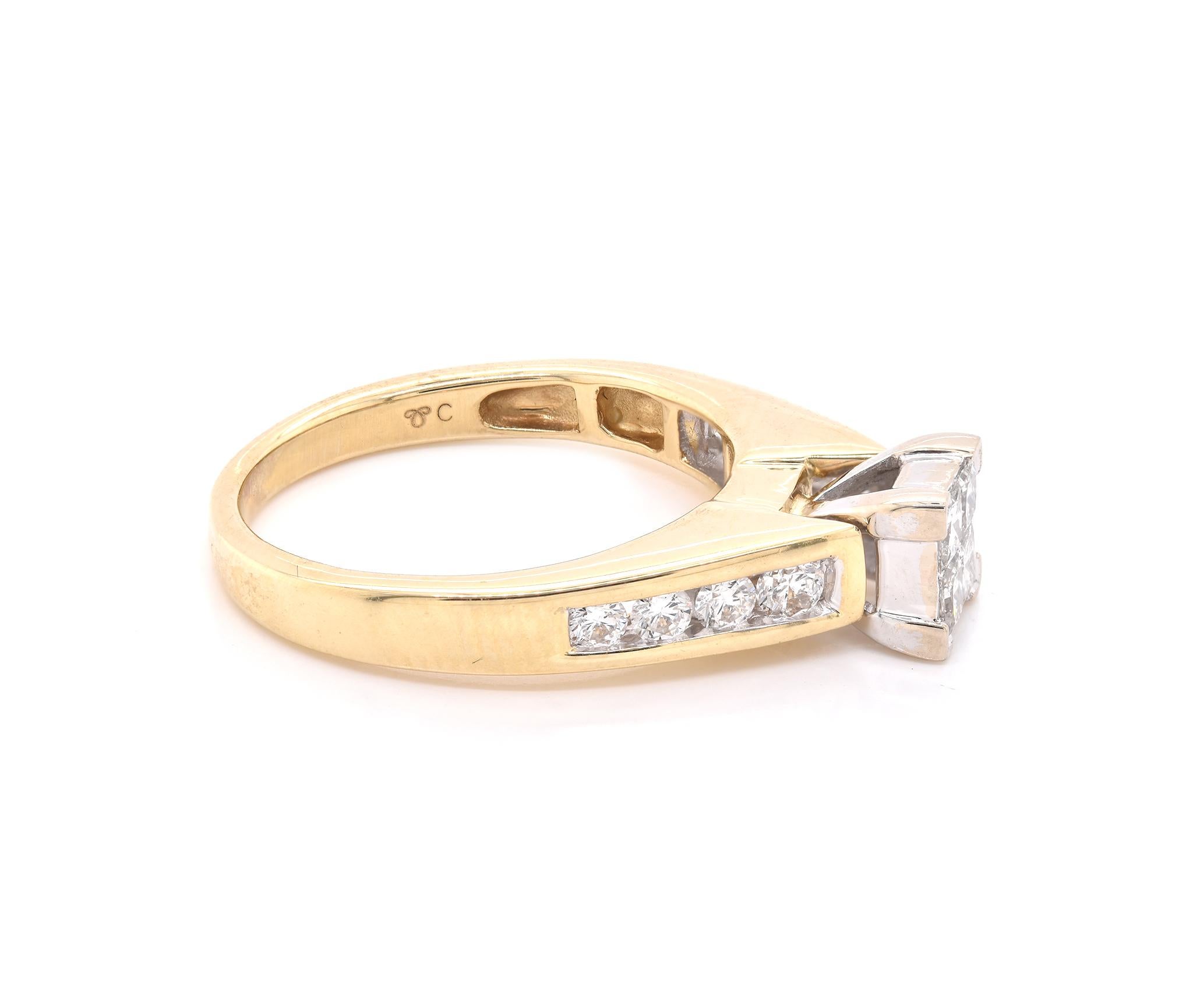 Designer : custom
Matériau : or jaune 14K
Diamant central : 4 diamants taille princesse = 0,40cttw
Couleur : G
Clarté : SI1
Diamant : 8 taille ronde = .35cttw
Couleur : G
Clarté : VS2-SI1
Taille de l'anneau : 7.5 (veuillez prévoir jusqu'à 2 jours
