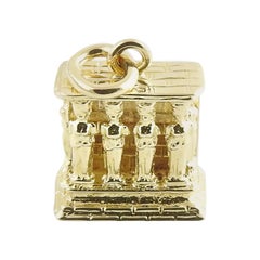 14 Karat Yellow Gold Queen
s Guards Charm