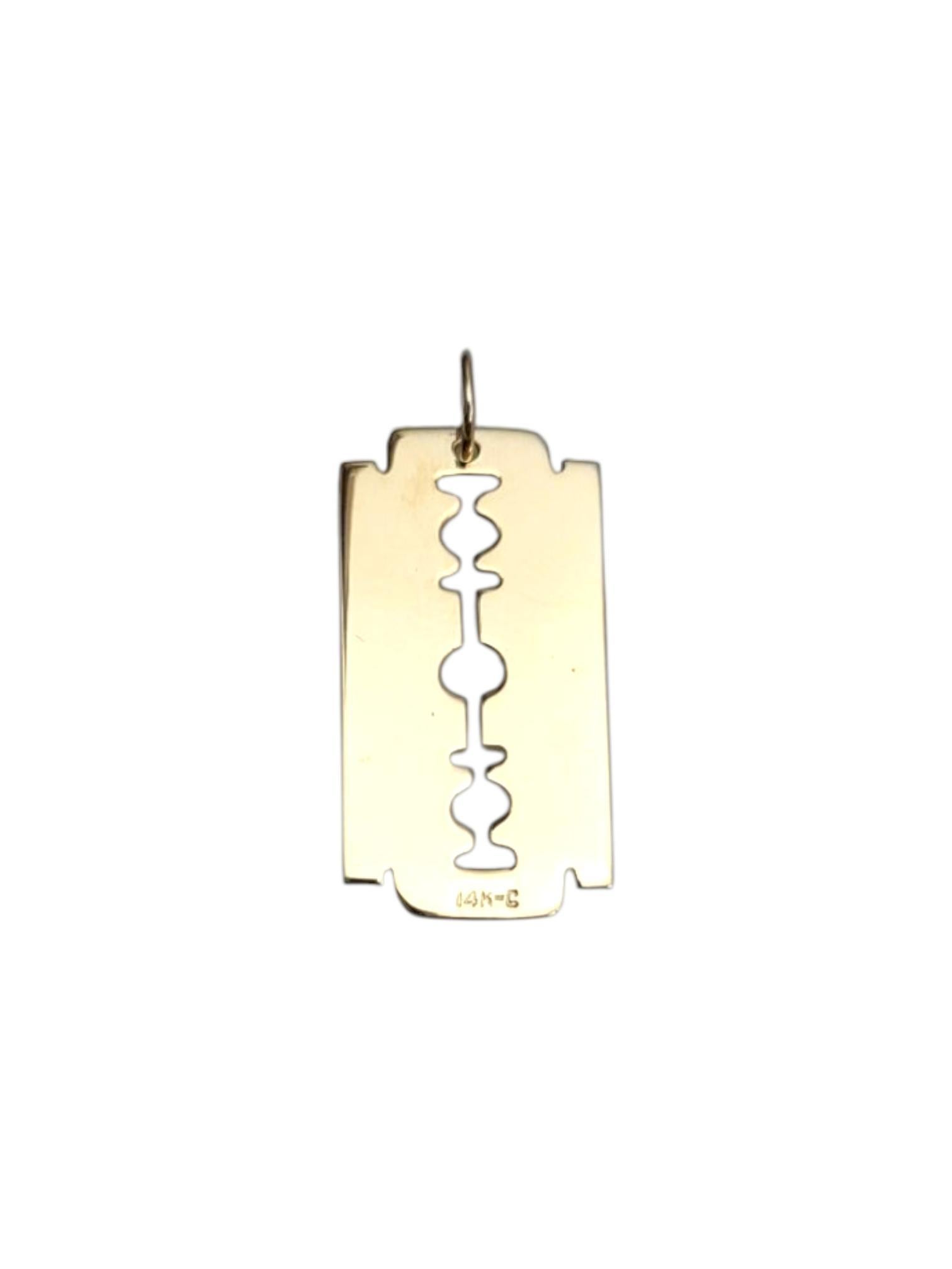 14 Karat Yellow Gold Razor Pendant

Bold and edgy, this 14 karat yellow gold razor pendant makes a striking statement of style and individuality with a sleek, modern flair.

Size: 30.5 mm X 16.0 mm X 0.6 mm

with bale: 35.8 mm in length

Weight: 2.5