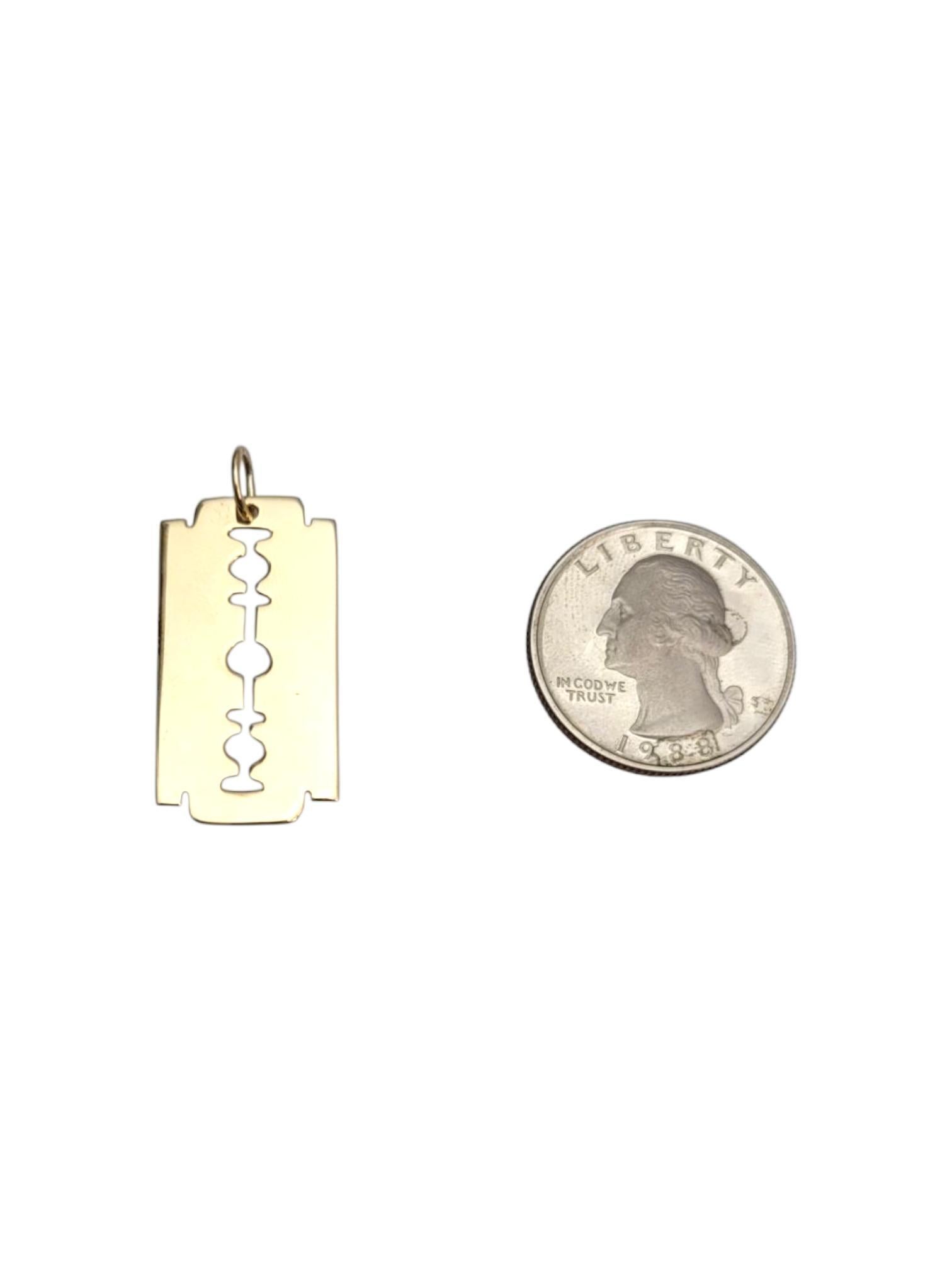 14 Karat Yellow Gold Razor Pendant #21646 Pour femmes en vente