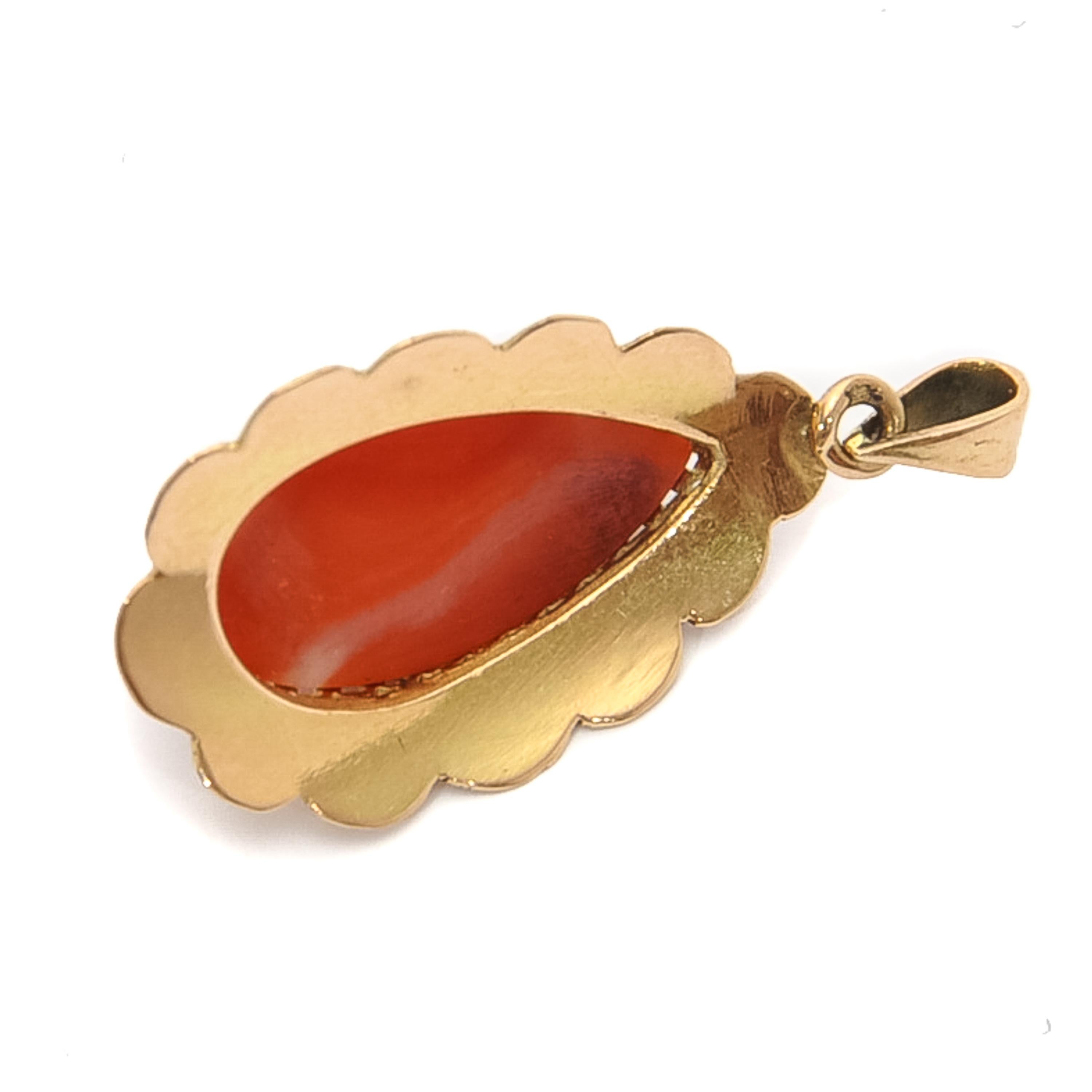 14K Gold Red Coral Cabochon Pendant In Good Condition In Rotterdam, NL