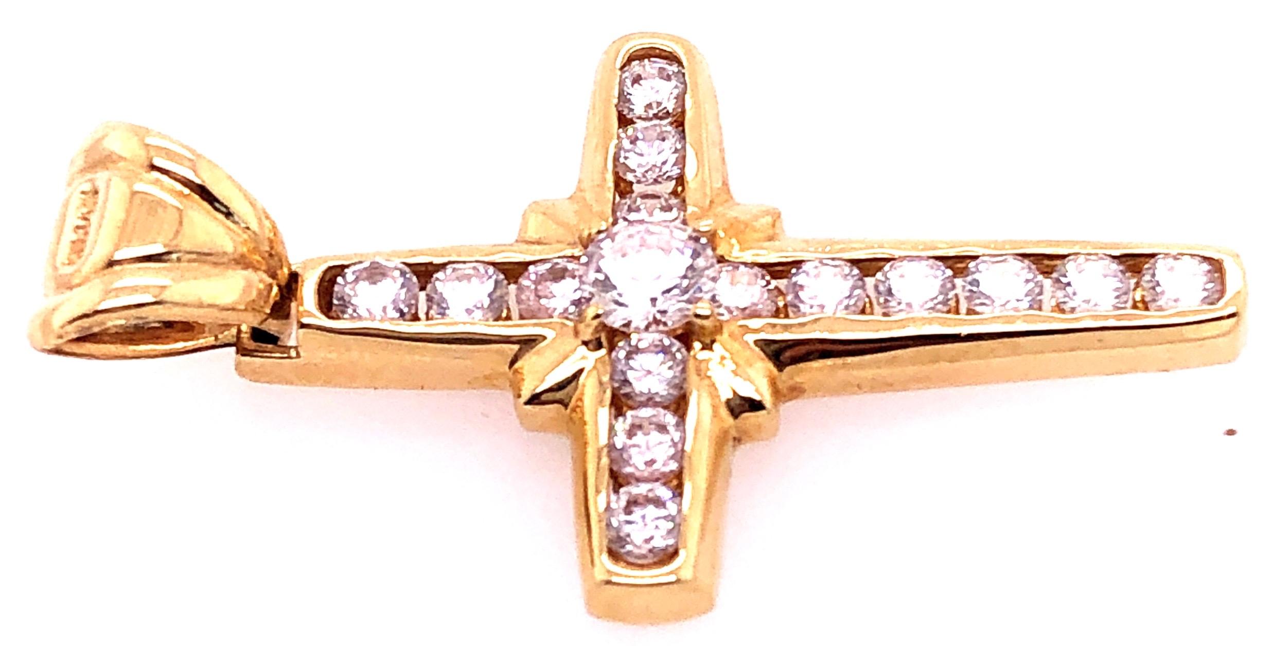 Pendentif religieux/crucifix en or jaune 14 carats Bon état - En vente à Stamford, CT