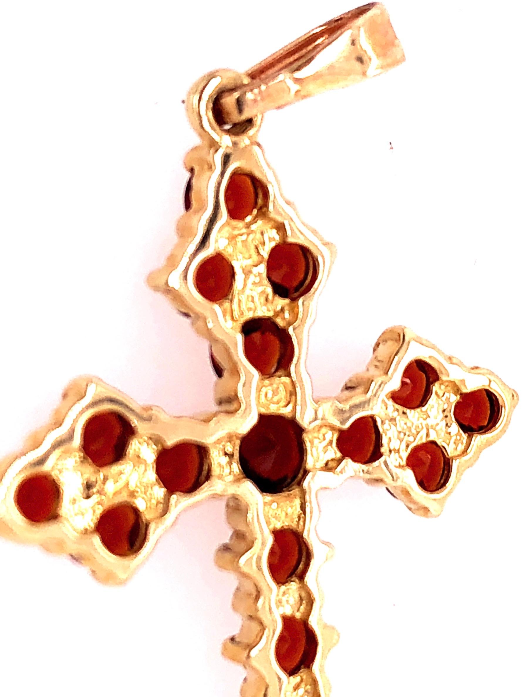 Pendentif religieux/crucifix en or jaune 14 carats avec pierres semi-précieuses Unisexe en vente