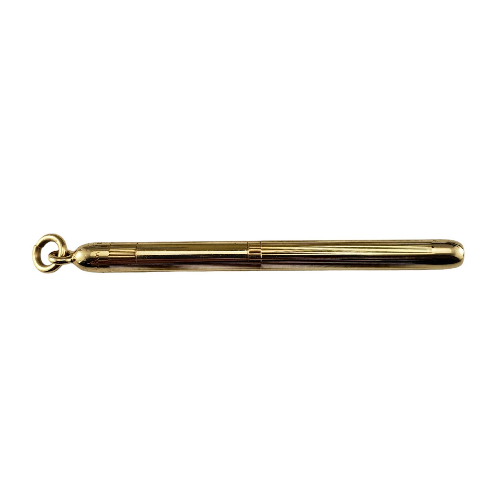 Cure-dents rétractables en or jaune 14 carats

Cet élégant cure-dent rétractable est réalisé en or jaune 14 carats aux détails minutieux.

Hallmark : 1039  14KT  CARTEAUX INC

Taille : 2,4 pouces en position fermée
         3,1 pouces à l'ouverture
