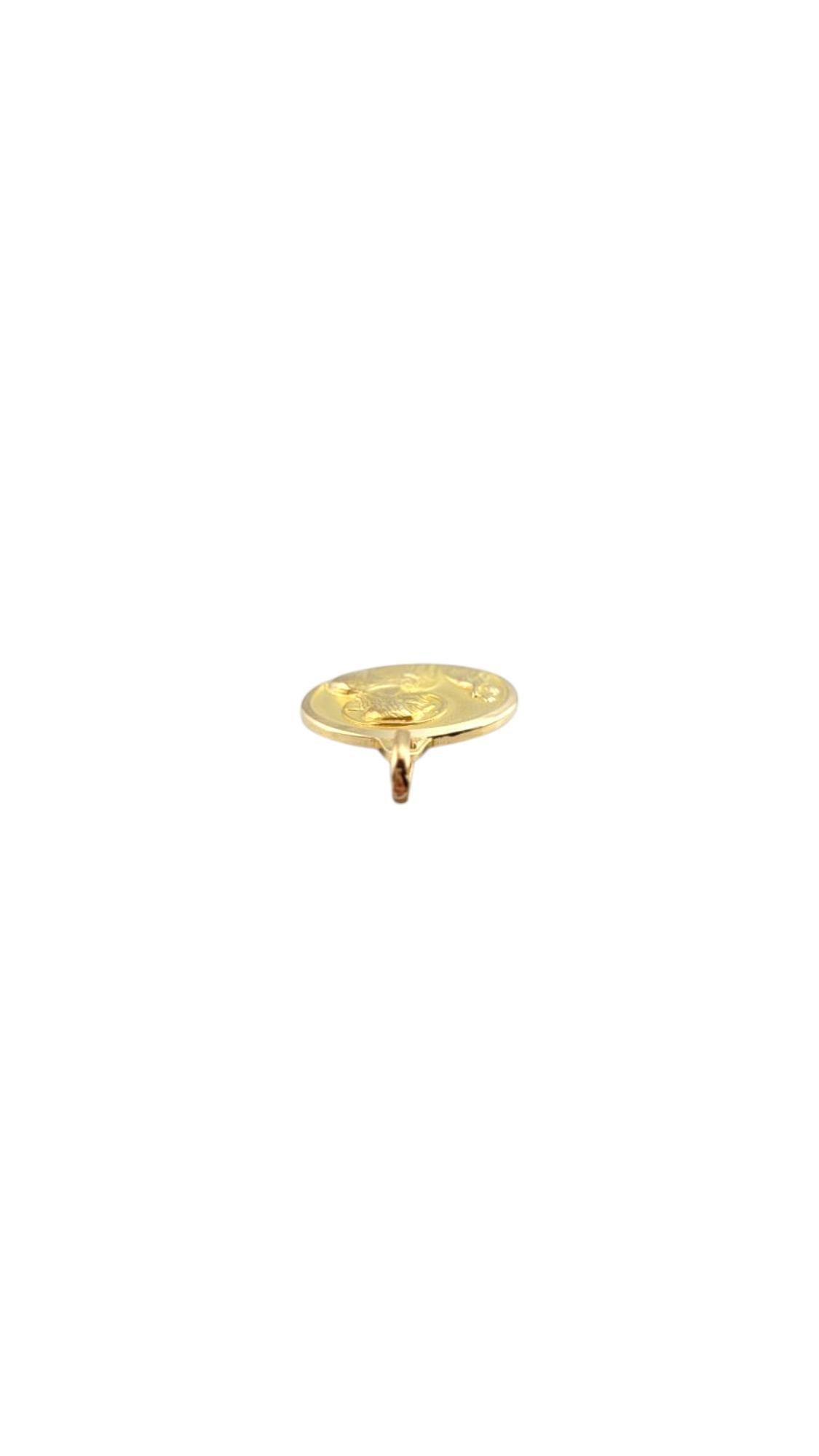 Ciondolo reversibile in oro giallo 14 carati con Madre e Cristo #22250 in vendita 1