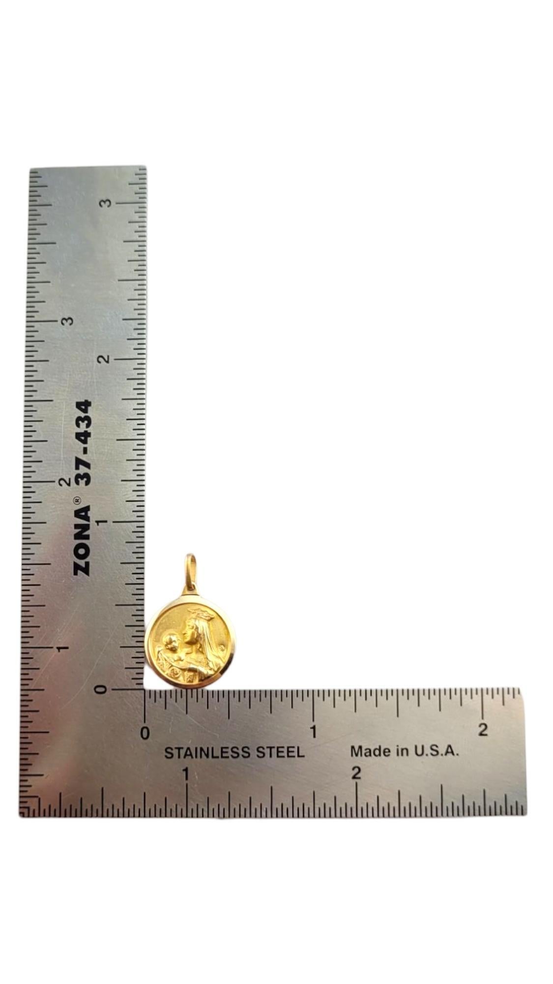 Ciondolo reversibile in oro giallo 14 carati con Madre e Cristo #22250 in vendita 4