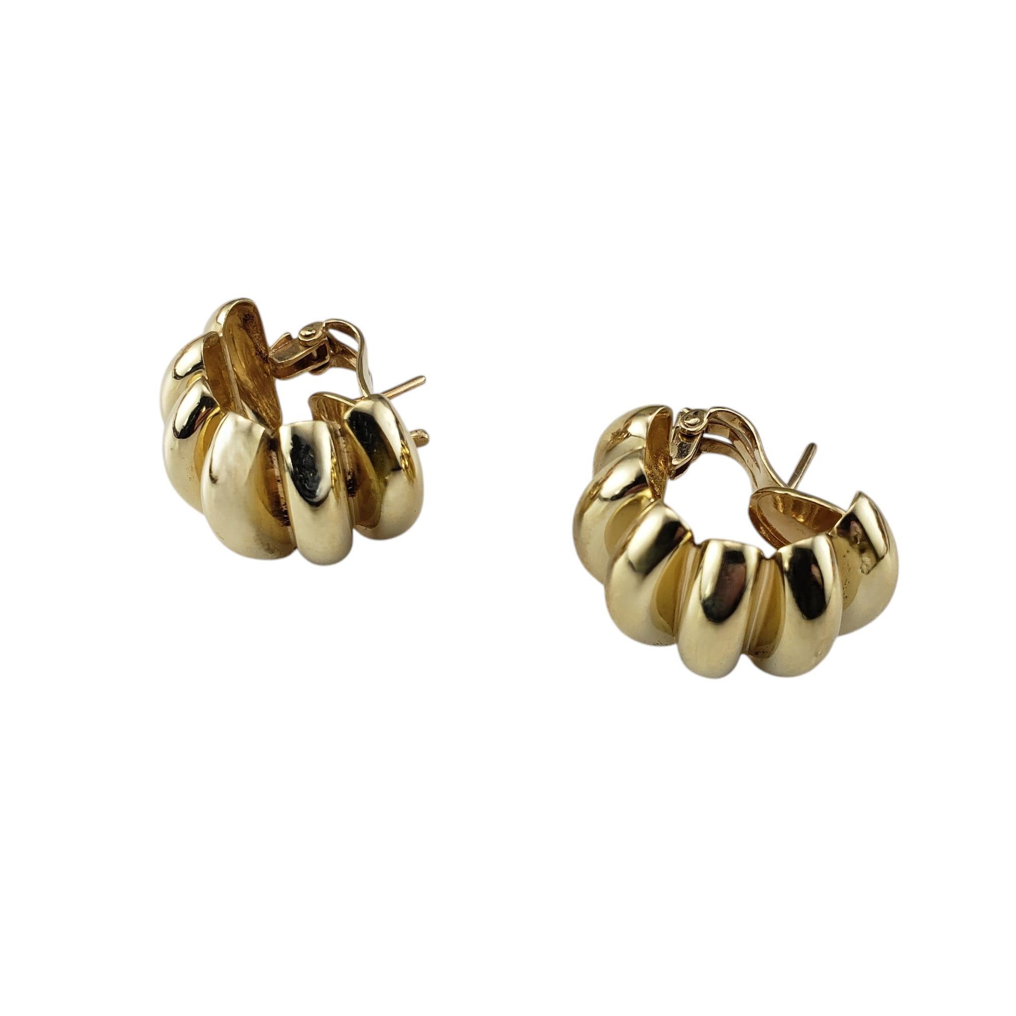 14K Yellow Gold Ribbed Huggie Earrings-

Add a touch of timeless sophistication to your look with these 14K yellow gold ribbed earrings. Featuring a classic huggie design, these earrings snugly embrace the earlobe for a comfortable, secure fit. The