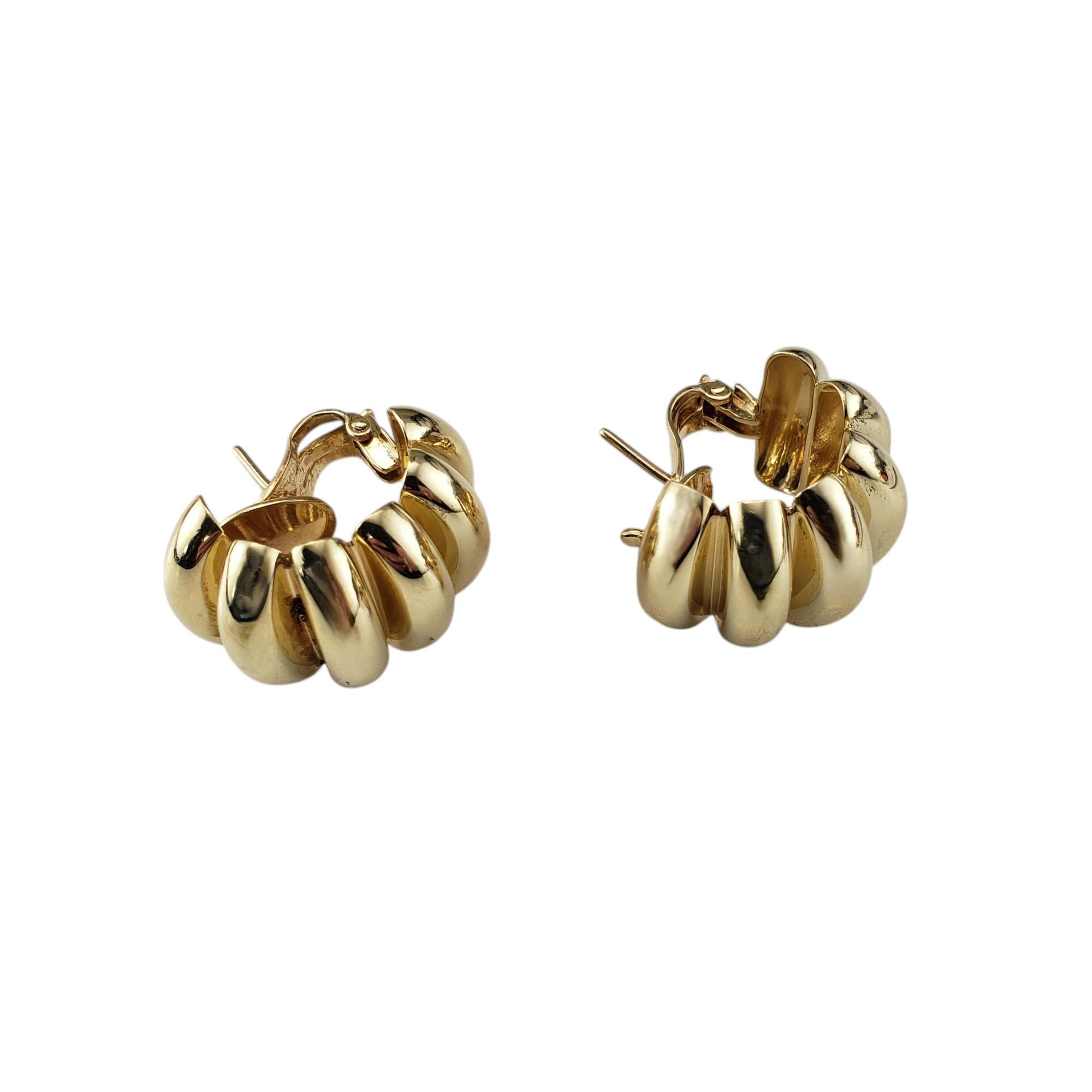 Contemporary 14 Karat Yellow Gold Ribbed Huggie Earrings #20258 For Sale