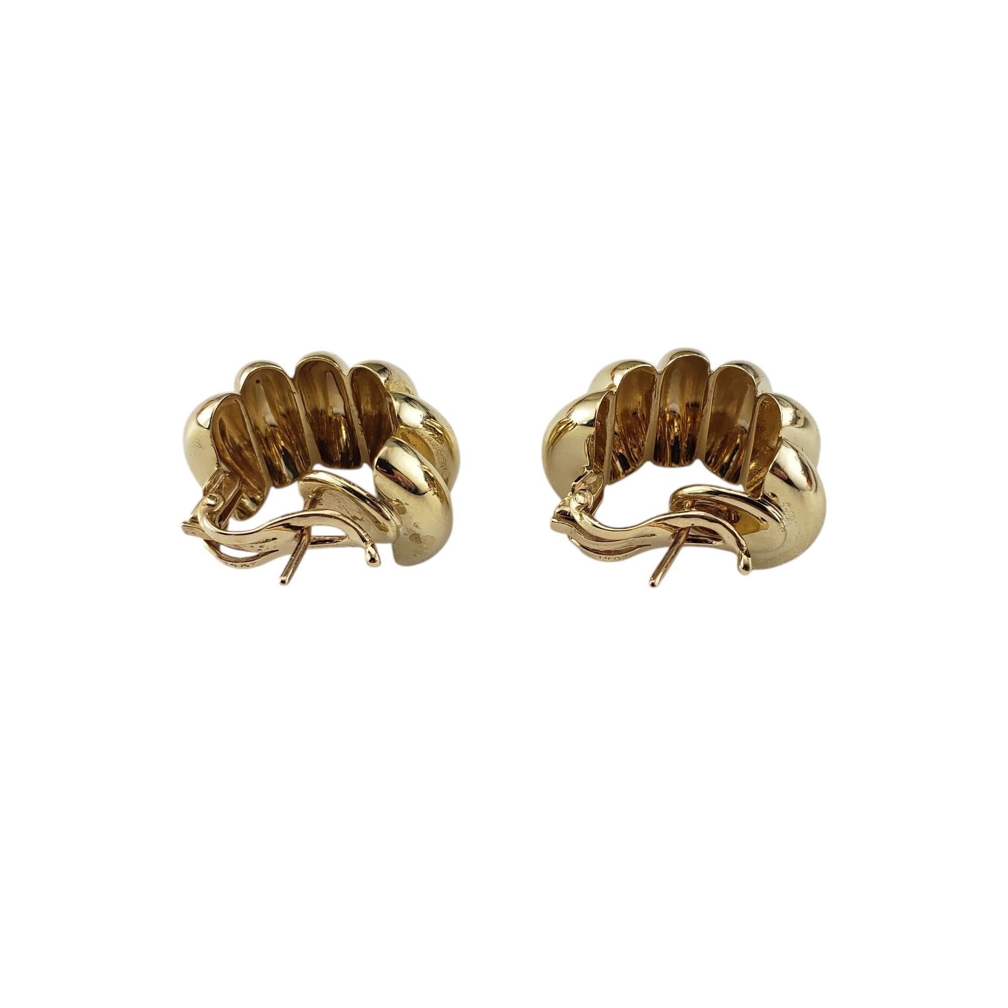 14 Karat Yellow Gold Ribbed Huggie Earrings #20258 In Good Condition For Sale In Washington Depot, CT