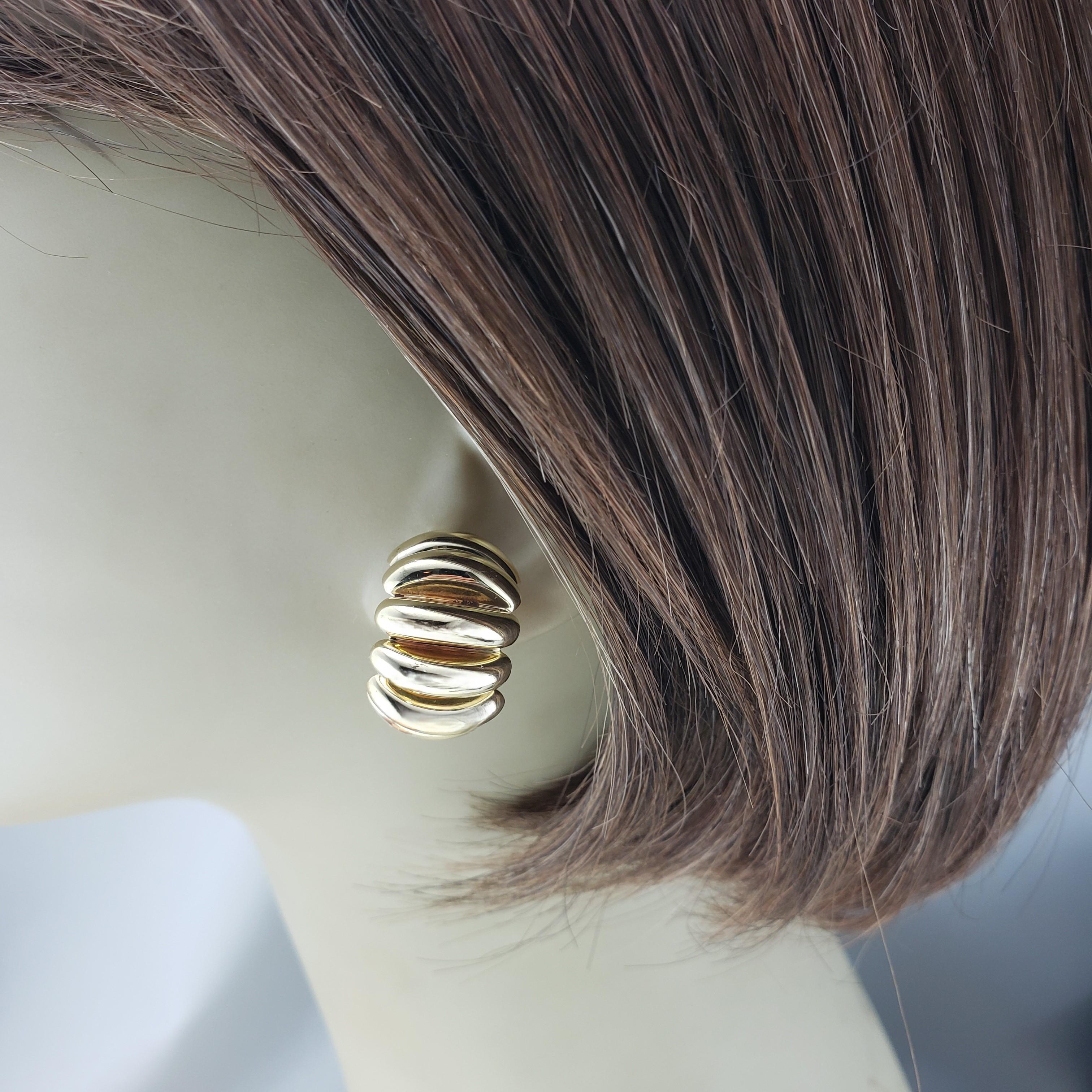 14 Karat Yellow Gold Ribbed Huggie Earrings #20258 For Sale 2