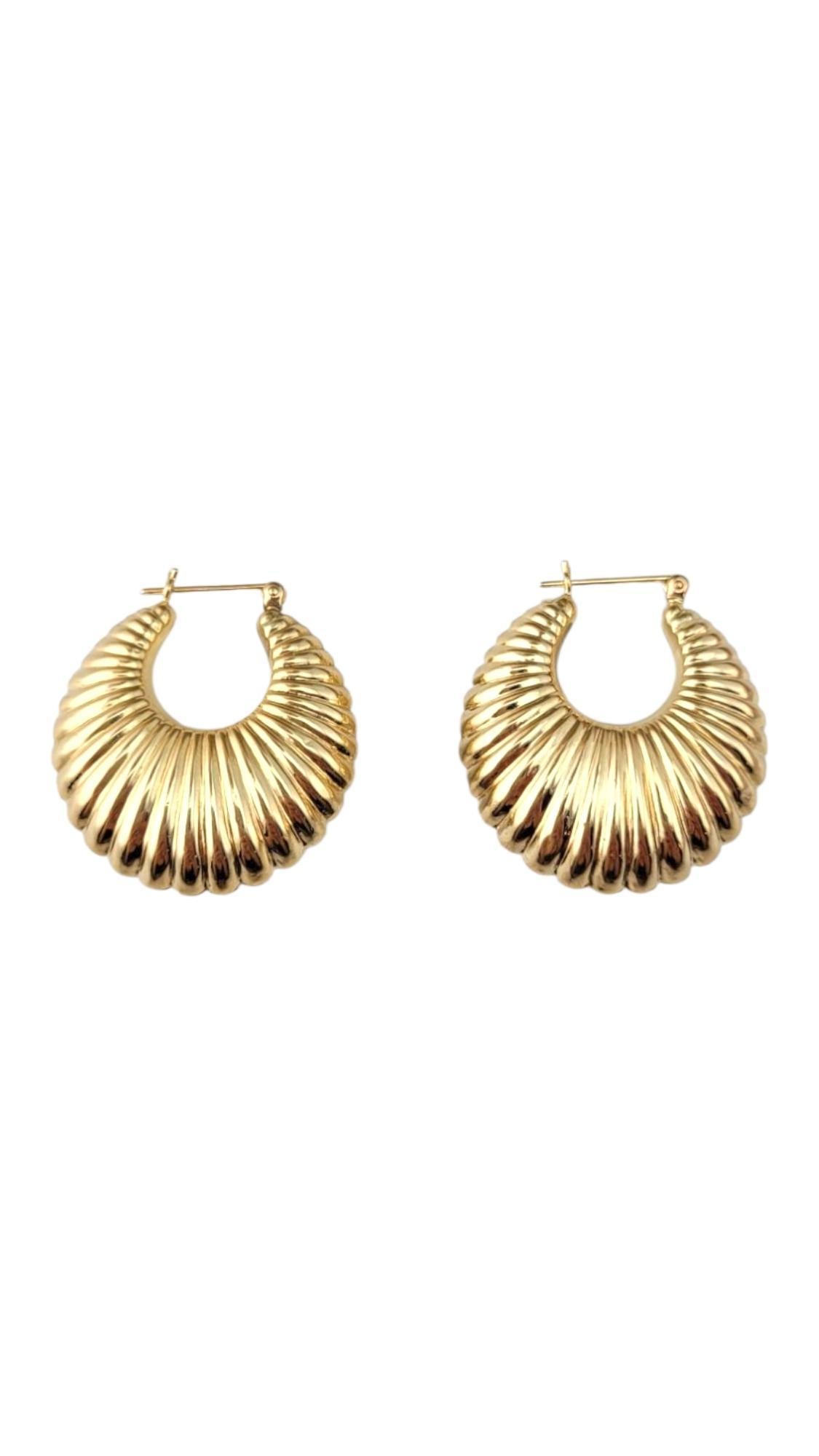 14 Karat Yellow Gold Ribbed Puffy Hoop Earrings

These chic hoop earrings feature a playful puff design in 14-karat yellow gold—an effortlessly stylish accent for your everyday look.

Size: 28 mm X 9.2 mm X 15.1 mm

Weight: 5.4 g / 3.5