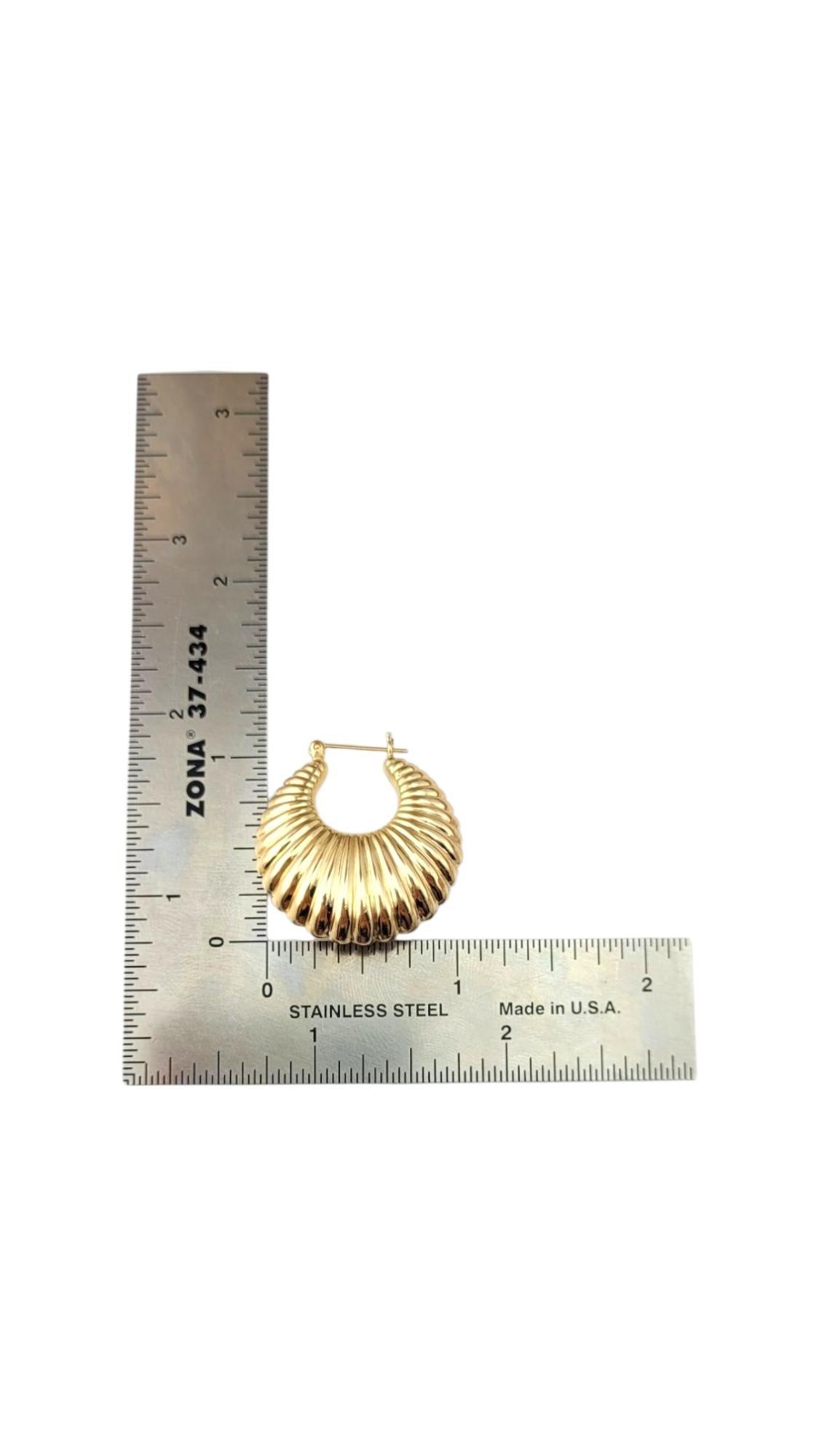 14 Karat Yellow Gold Ribbed Puffy Hoop Earrings #21880 im Angebot 1