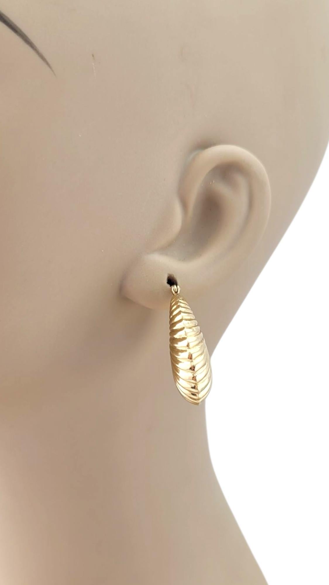 14 Karat Yellow Gold Ribbed Puffy Hoop Earrings #21880 im Angebot 2
