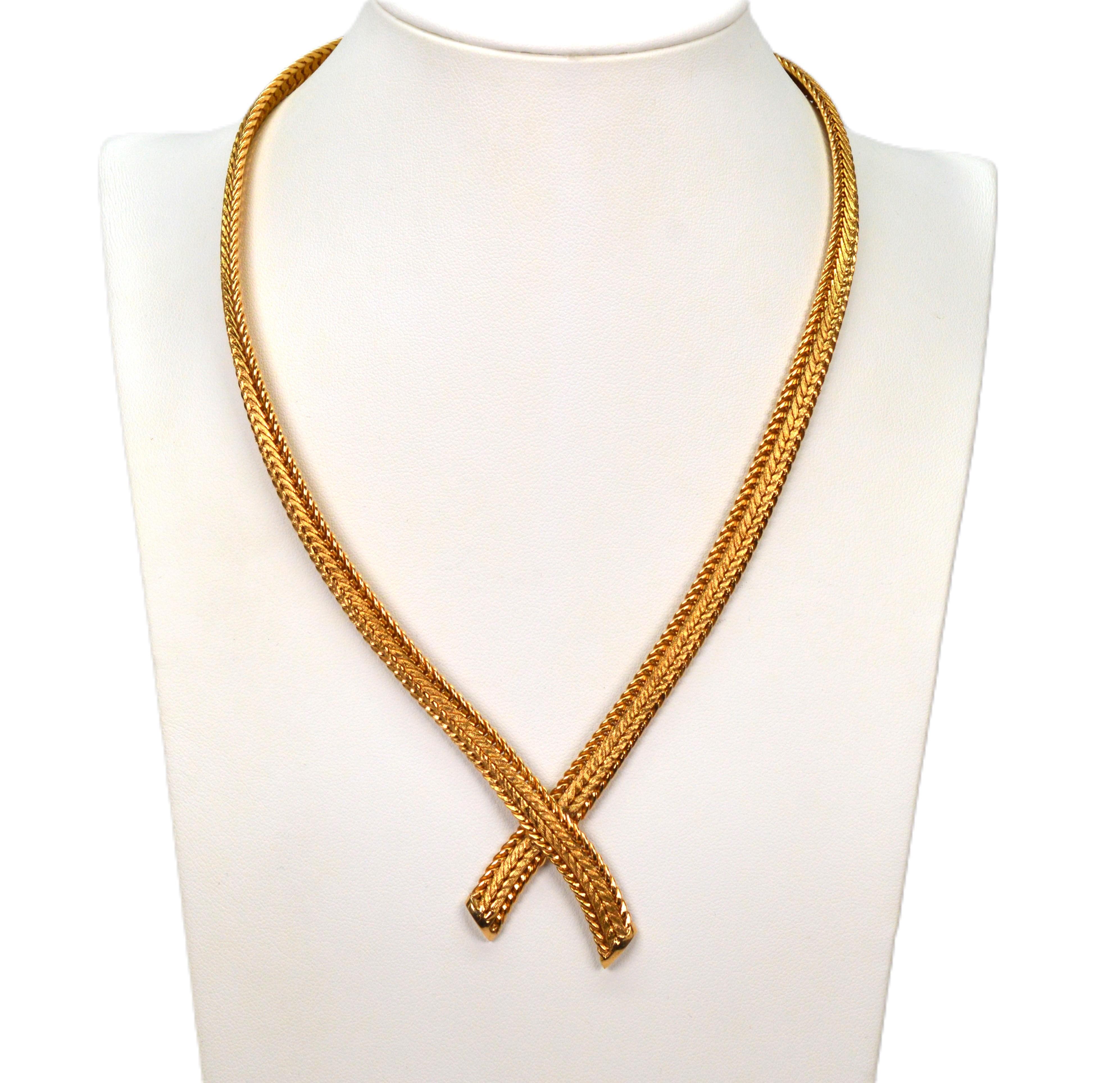 Nastri d'oro uniti in grande stile per creare questa splendida collana incrociata con scollo a V. Una trama a spina di pesce di
L'oro giallo 14 carati è sapientemente incorniciato con finiture in oro lucido e raggiunge un aspetto fluido e