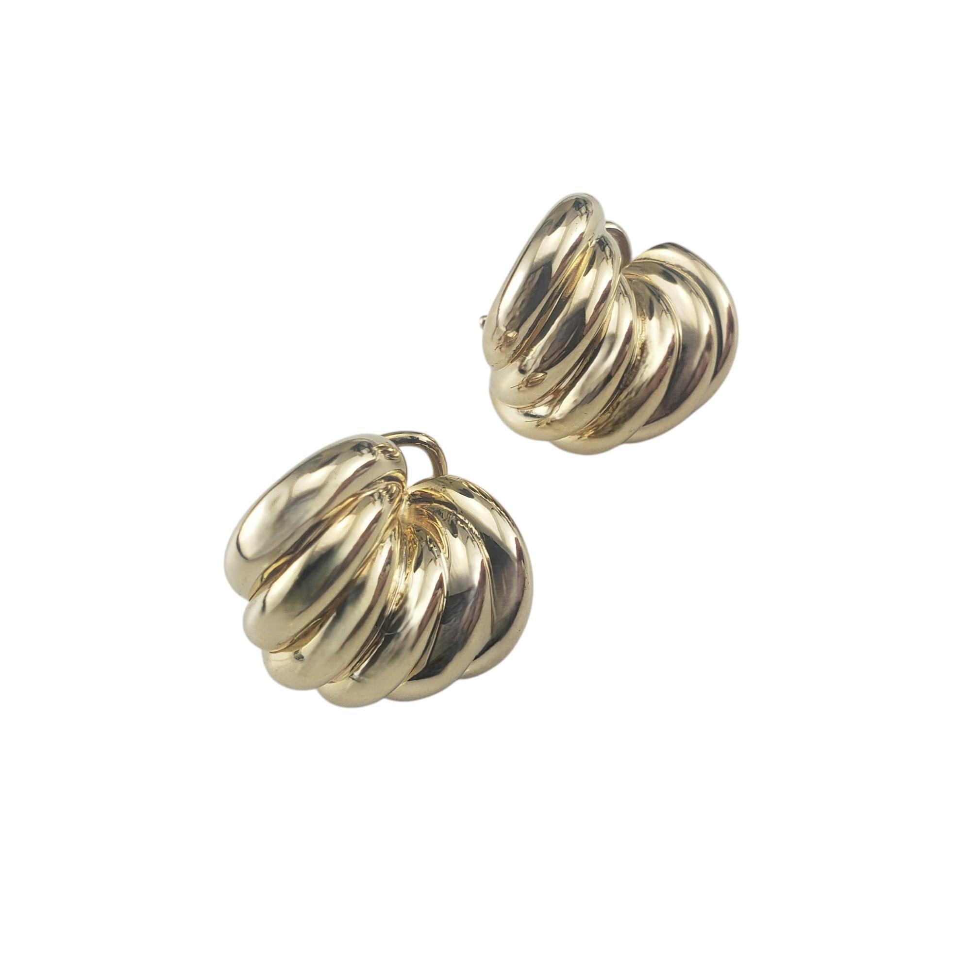 Orecchini Omega Back in oro giallo 14 carati.

Questi deliziosi orecchini sono realizzati in oro giallo lucido 14 carati.

Dimensioni: 19,5 mm x 23 mm

Peso: 4,4 dwt/6,9 gr

Timbrato: 585

Ottime condizioni, lucidato professionalmente.

Verrà