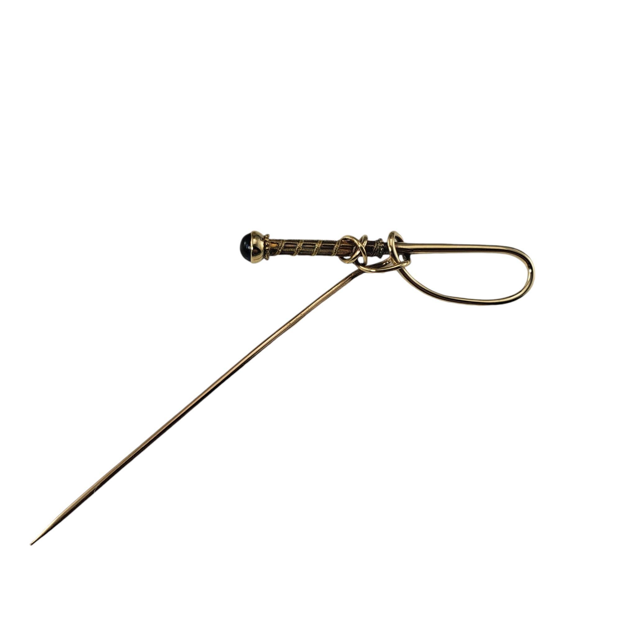 14 Karat Gelbgold Reiten Crop Stick Pin-

Diese elegante Reitgerten-Anstecknadel ist aus 14-karätigem Gelbgold gefertigt und mit einem blauen Cabochon-Edelstein verziert.

Geprüftes 14K Gold.

Größe: 46,1 mm x 4,6 mm (Stift: 69,5 mm)

Gewicht: 2,3