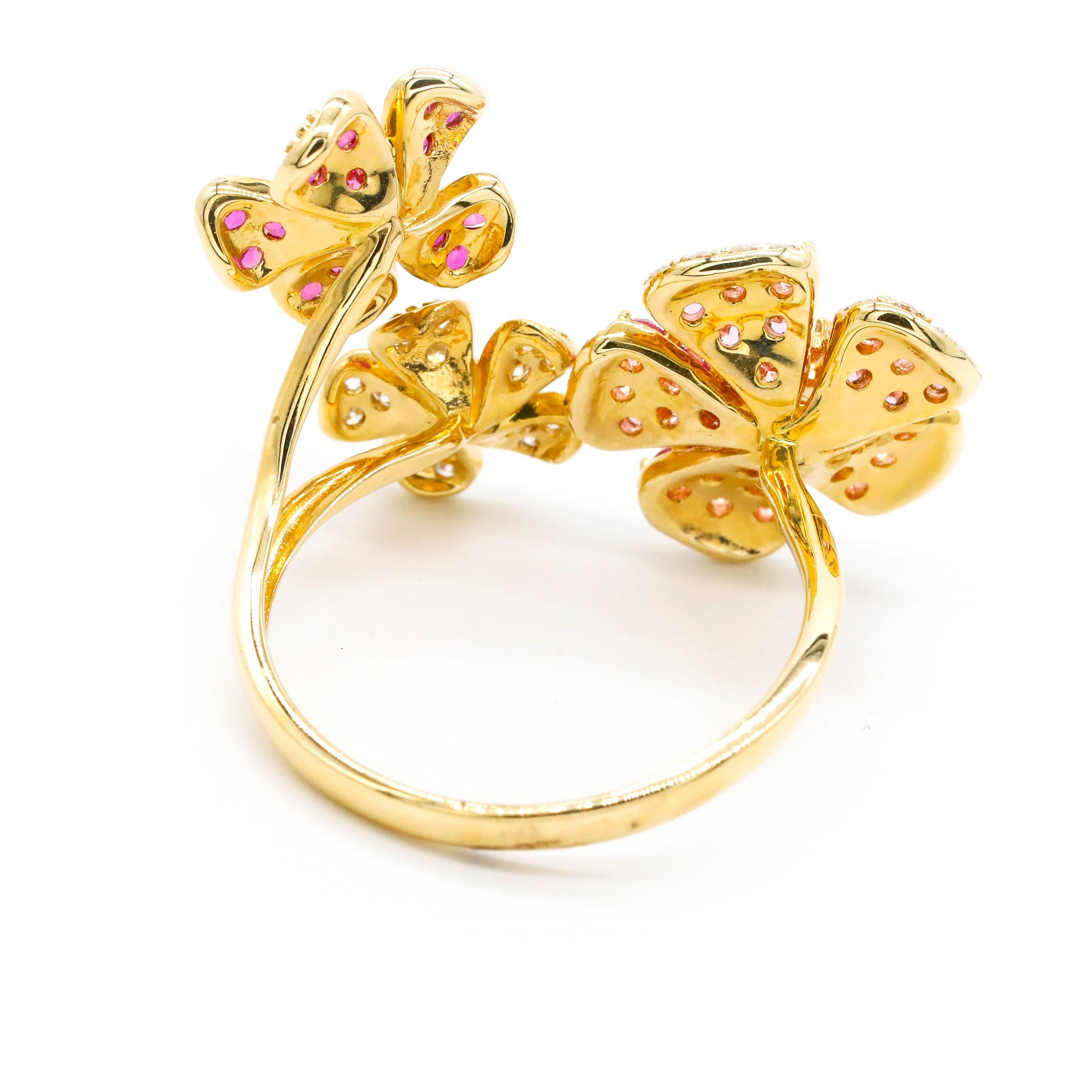 Contemporary 14K Yellow Gold Three Daisy Flower Floral Ring 1.08Ct Pink Sapphire Pave Diamond For Sale