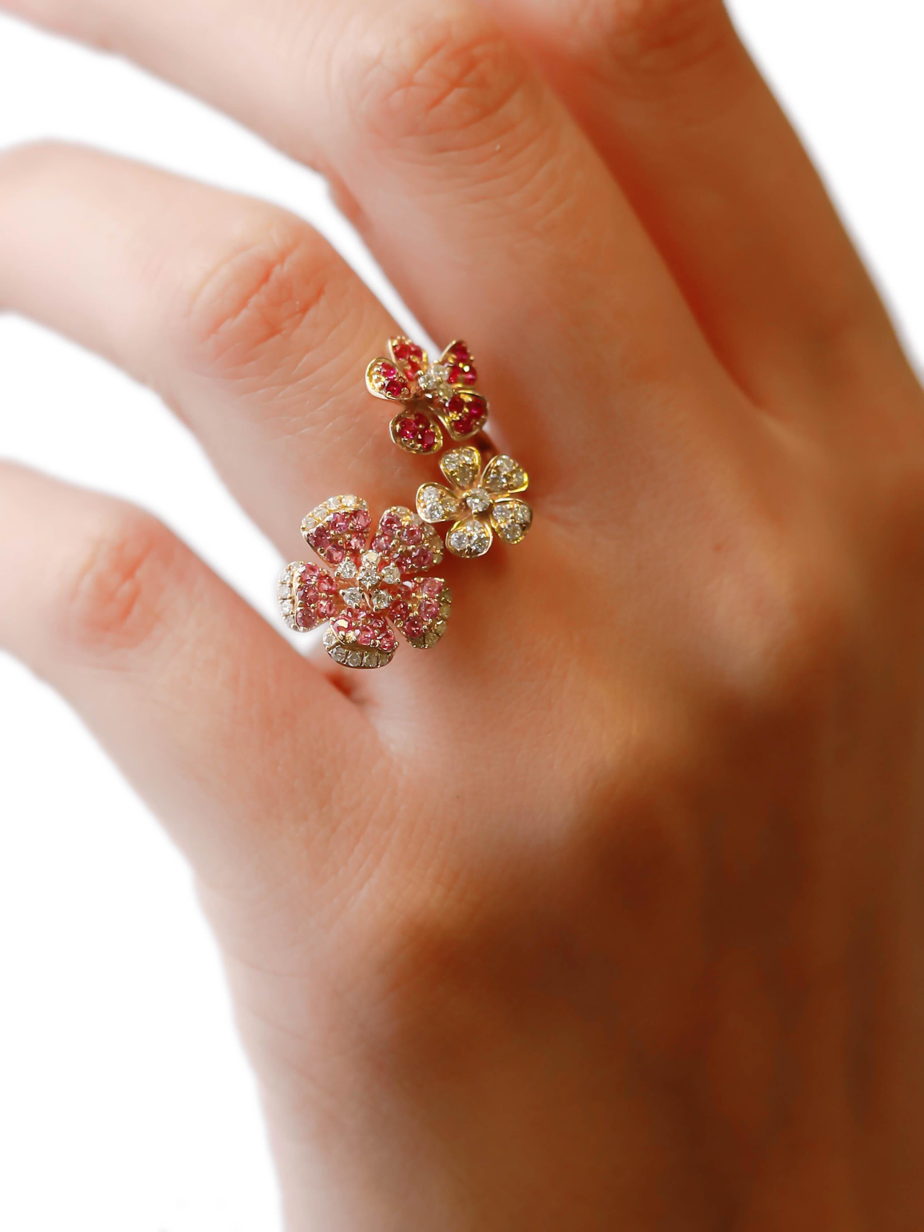 14K Yellow Gold Three Daisy Flower Floral Ring 1.08Ct Pink Sapphire Pave Diamond In Excellent Condition For Sale In New York, NY