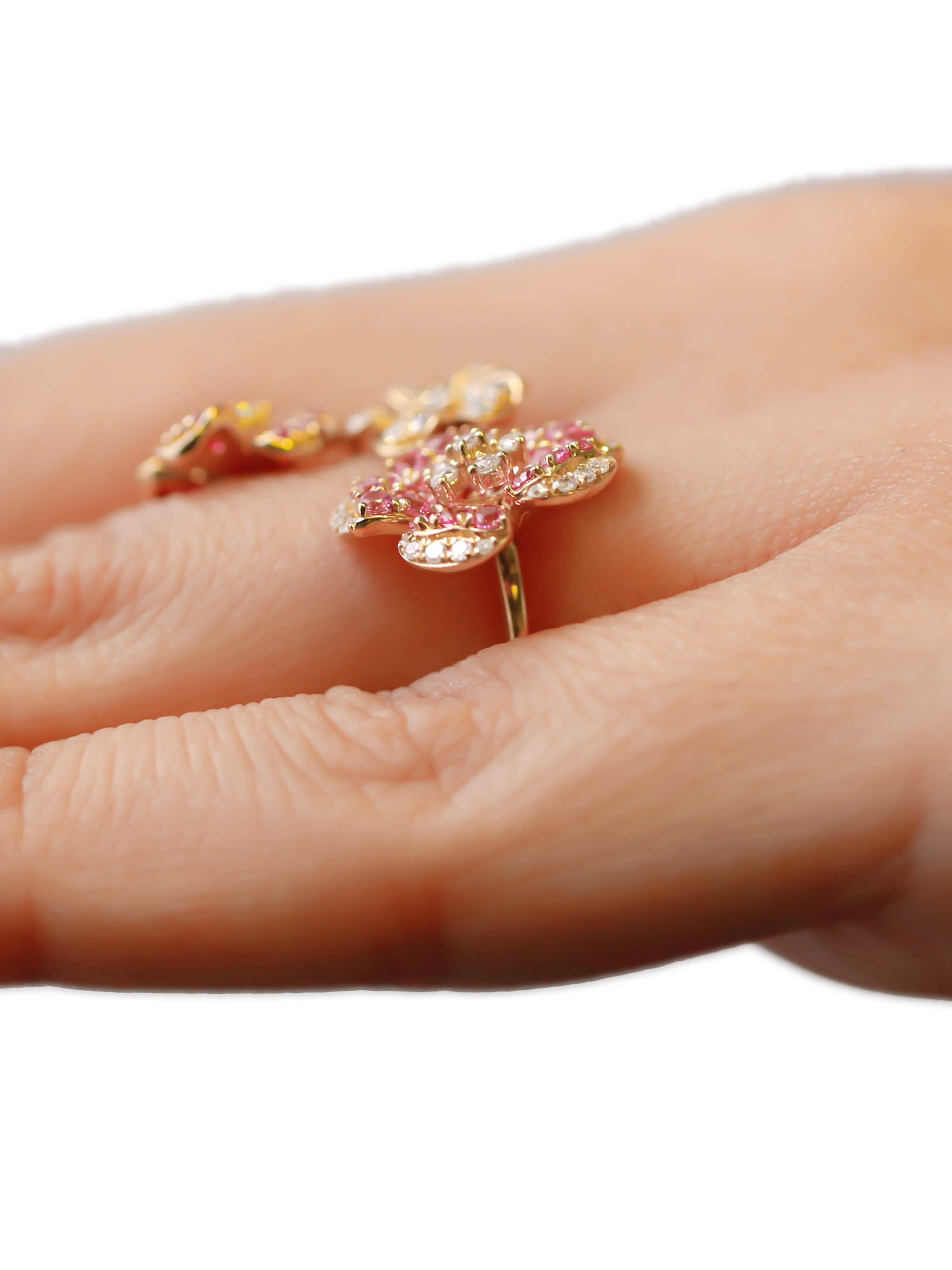 14K Gelbgold Drei Gänseblümchen-Blumenring mit 1,08 Karat rosa Saphir und Pavé-Diamant im Angebot 1