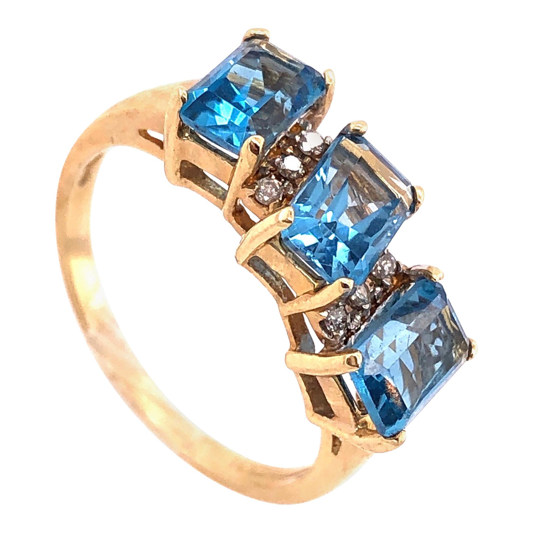 14 Karat Gelbgold Ring Prinzessinnenschliff Drei blauer Topas mit Diamantakzenten im Angebot