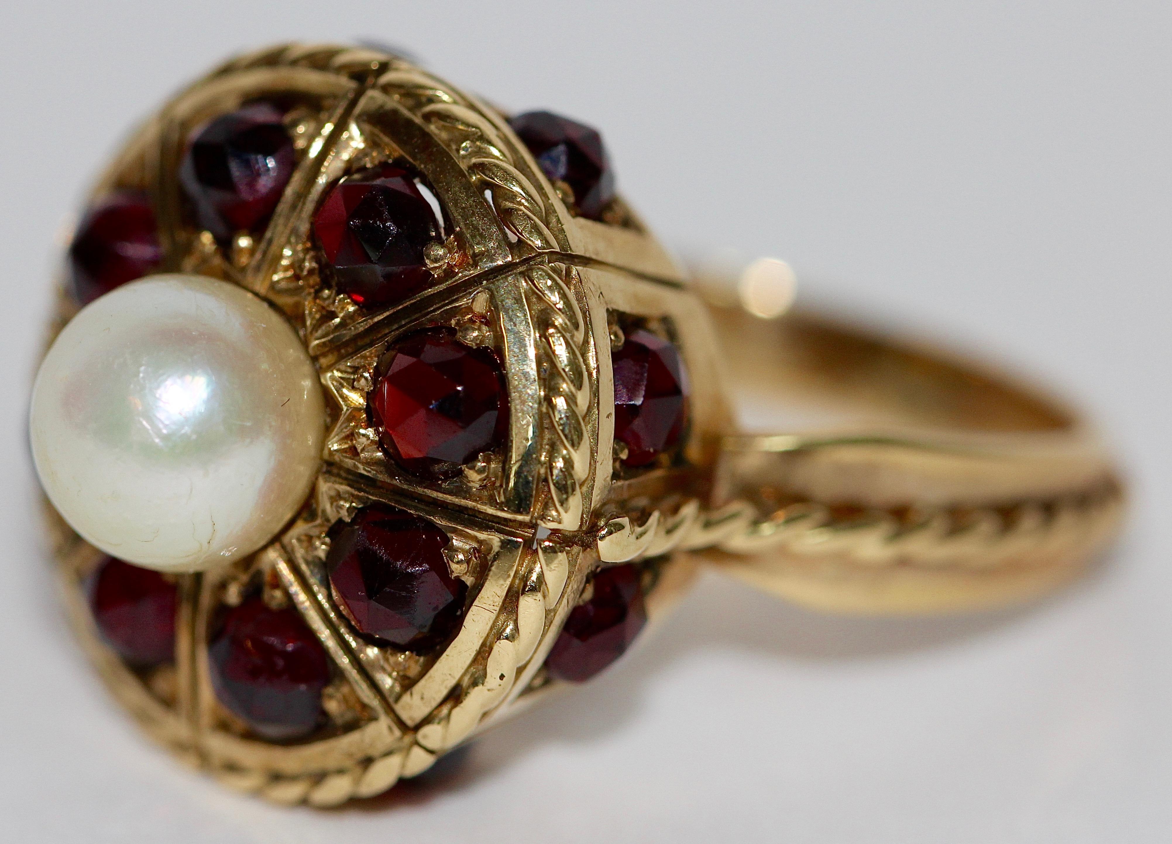 14k yellow gold ring set with many garnets and a large pearl.
Ring size (diameter) 18.5mm.