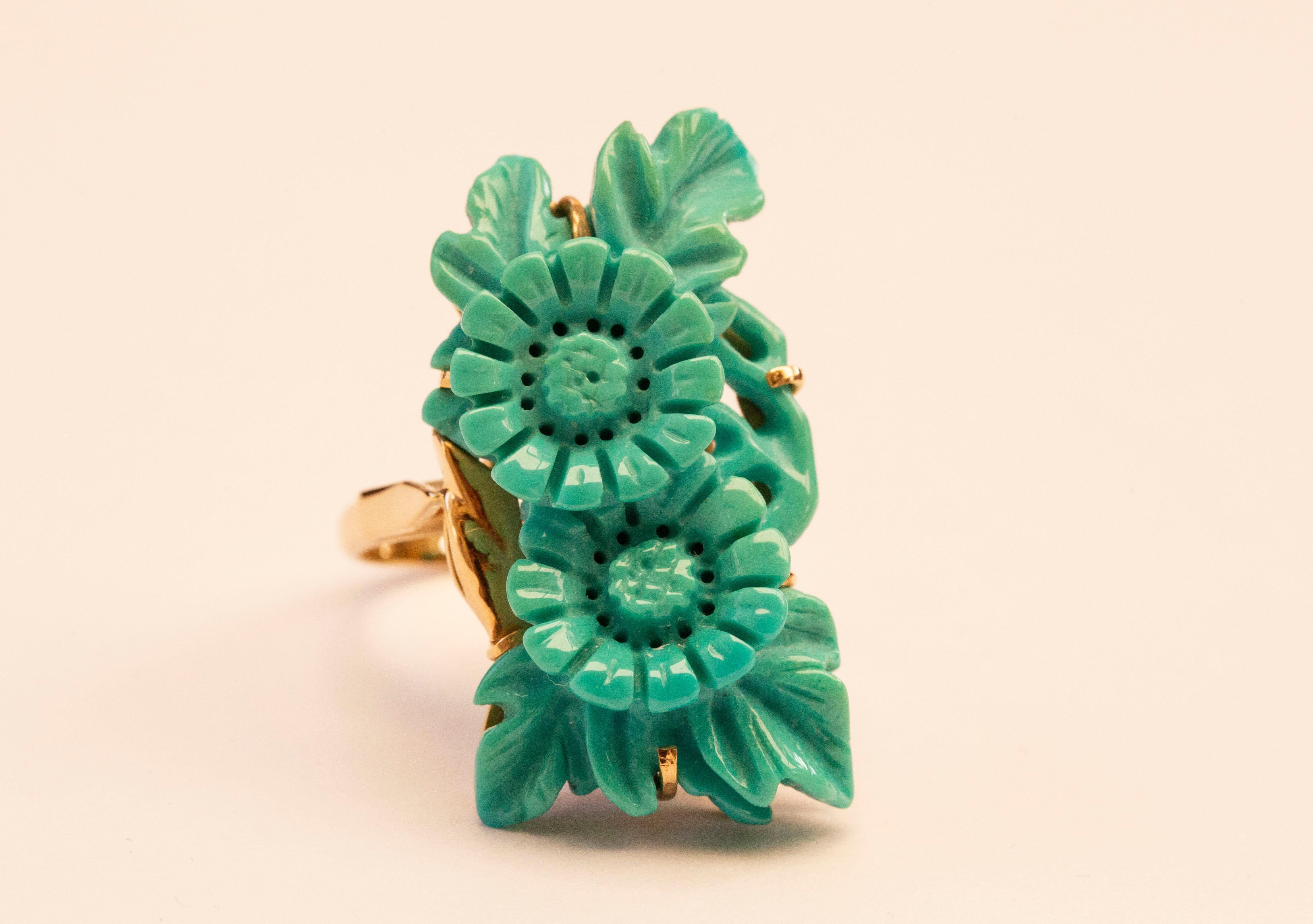 14 Karat Yellow Gold Ring Set with Turquoise Carved in Floral Decor In Good Condition For Sale In Arnhem, NL