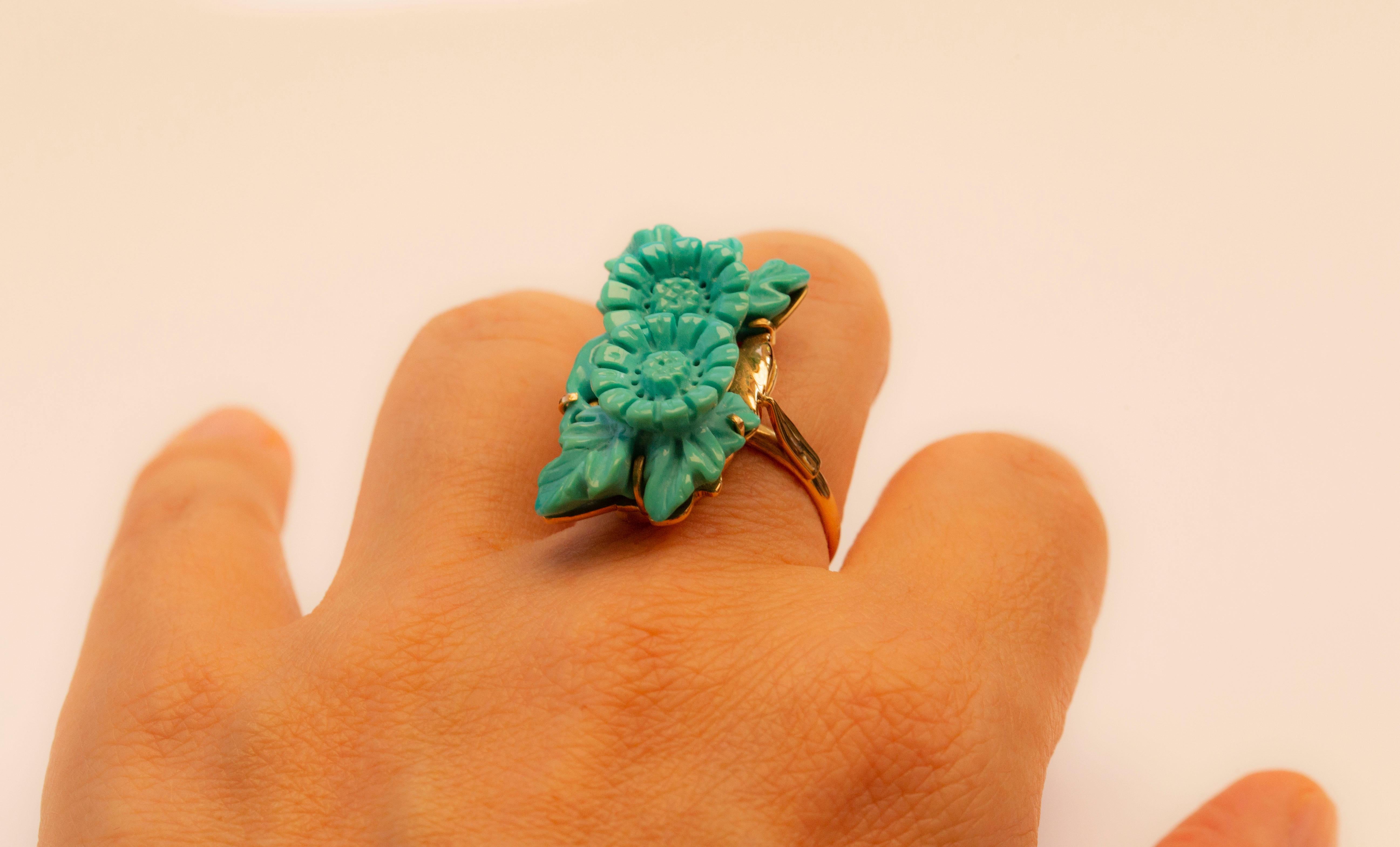 Women's or Men's 14 Karat Yellow Gold Ring Set with Turquoise Carved in Floral Decor For Sale