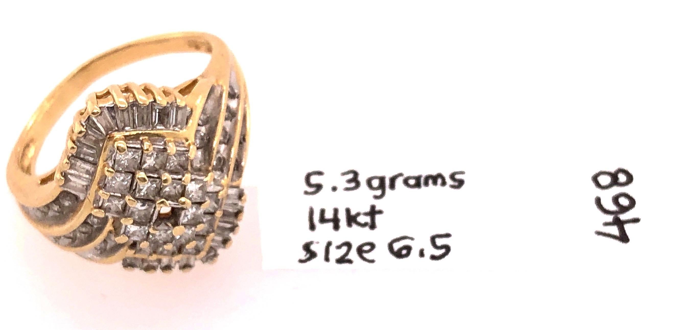 14 Karat Yellow Gold Ring with Diamond Cluster For Sale 3