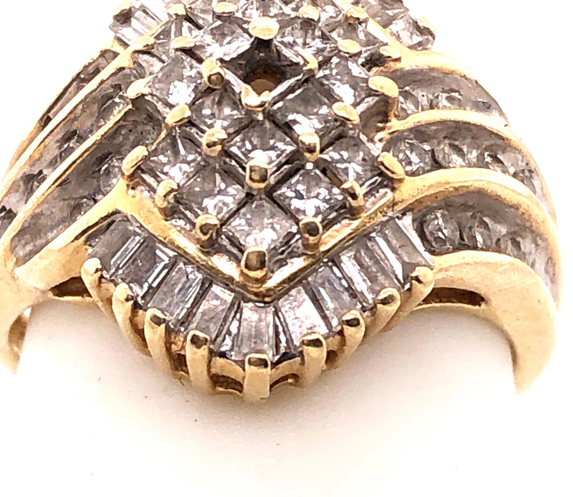 14 Karat Yellow Gold Ring with Diamond Cluster In Good Condition For Sale In Stamford, CT
