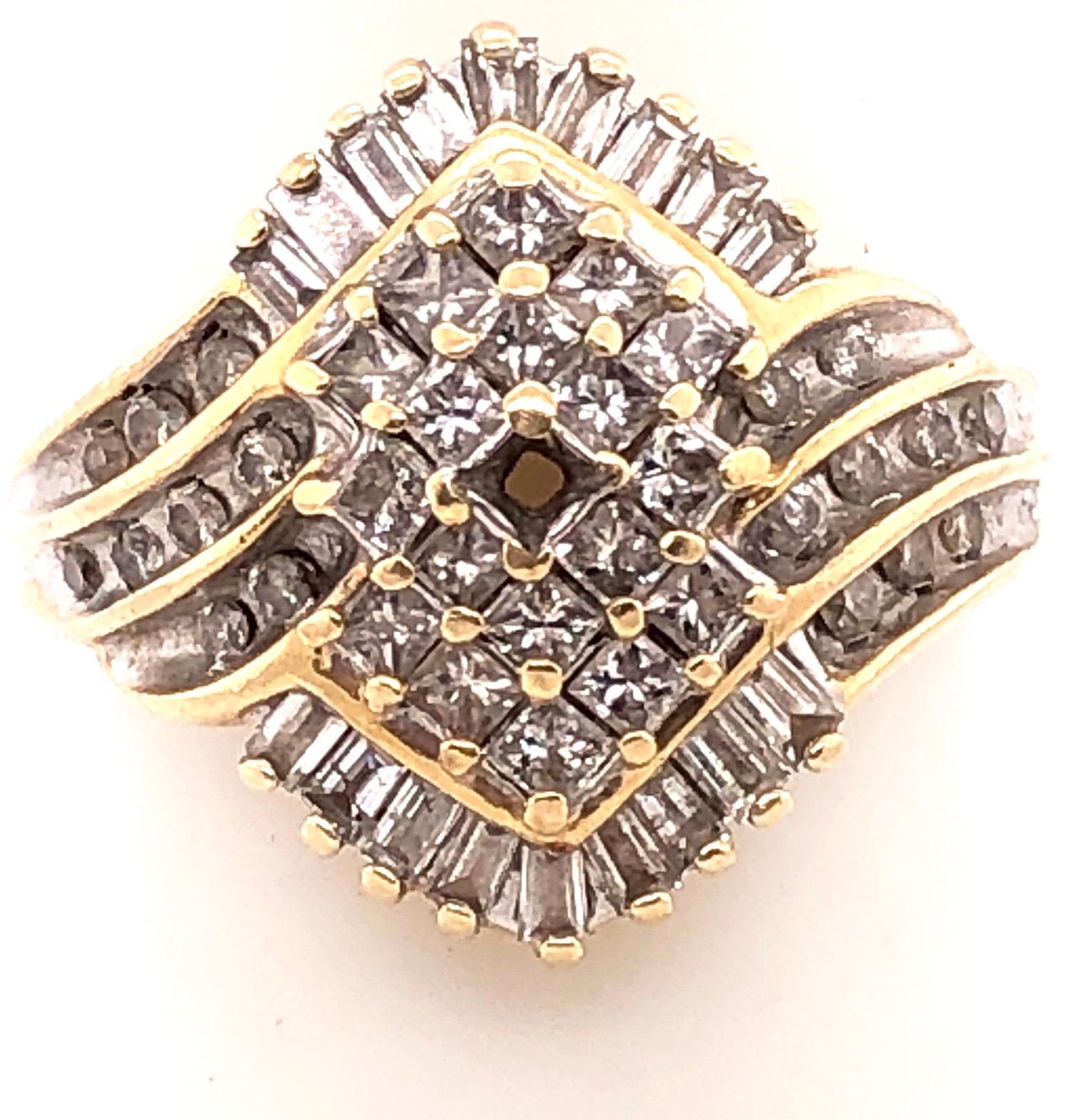 14 Karat Yellow Gold Ring with Diamond Cluster For Sale 2