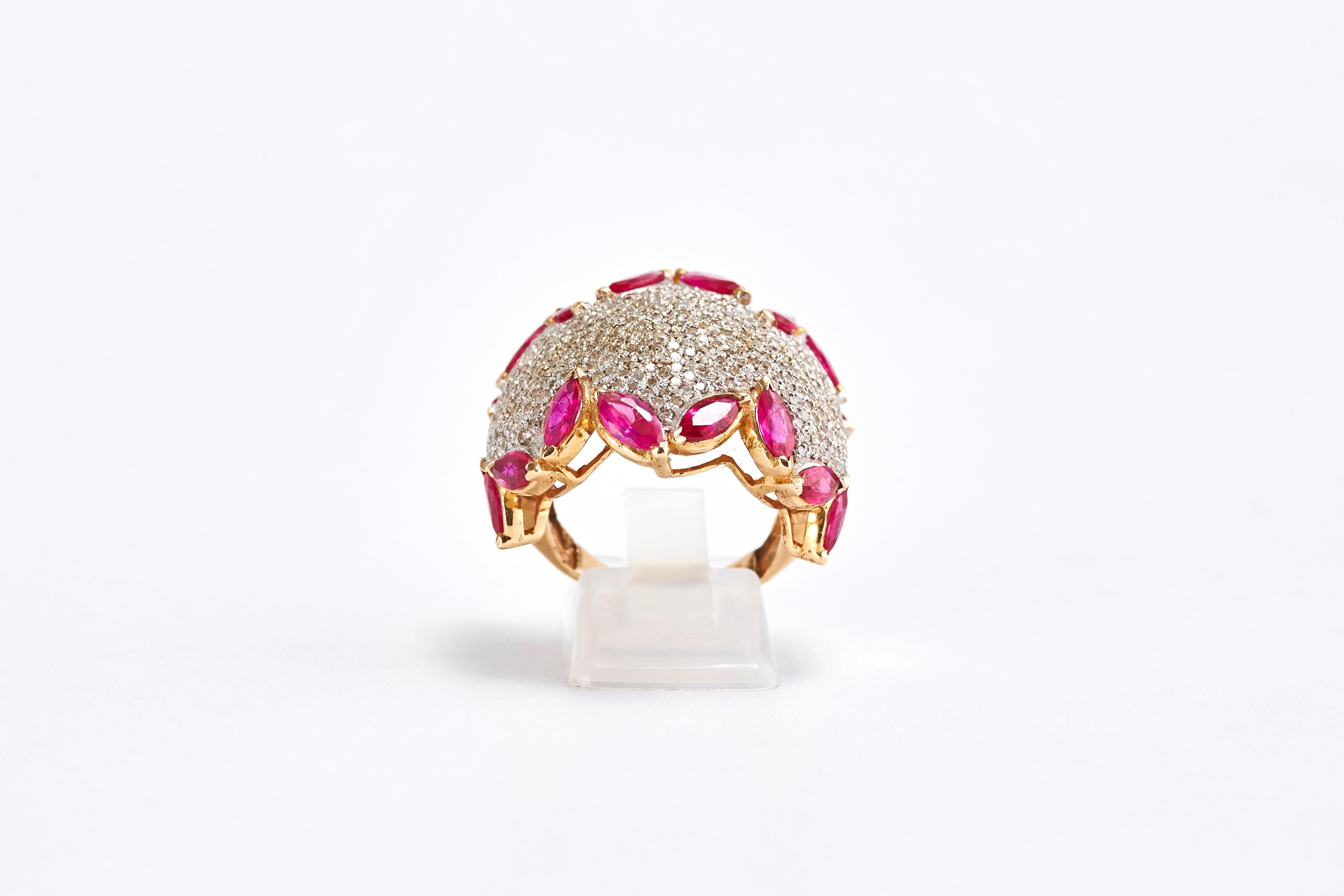 14 Karat Yellow Gold Ring with Diamonds and Rubies In Excellent Condition For Sale In Tel Aviv, IL