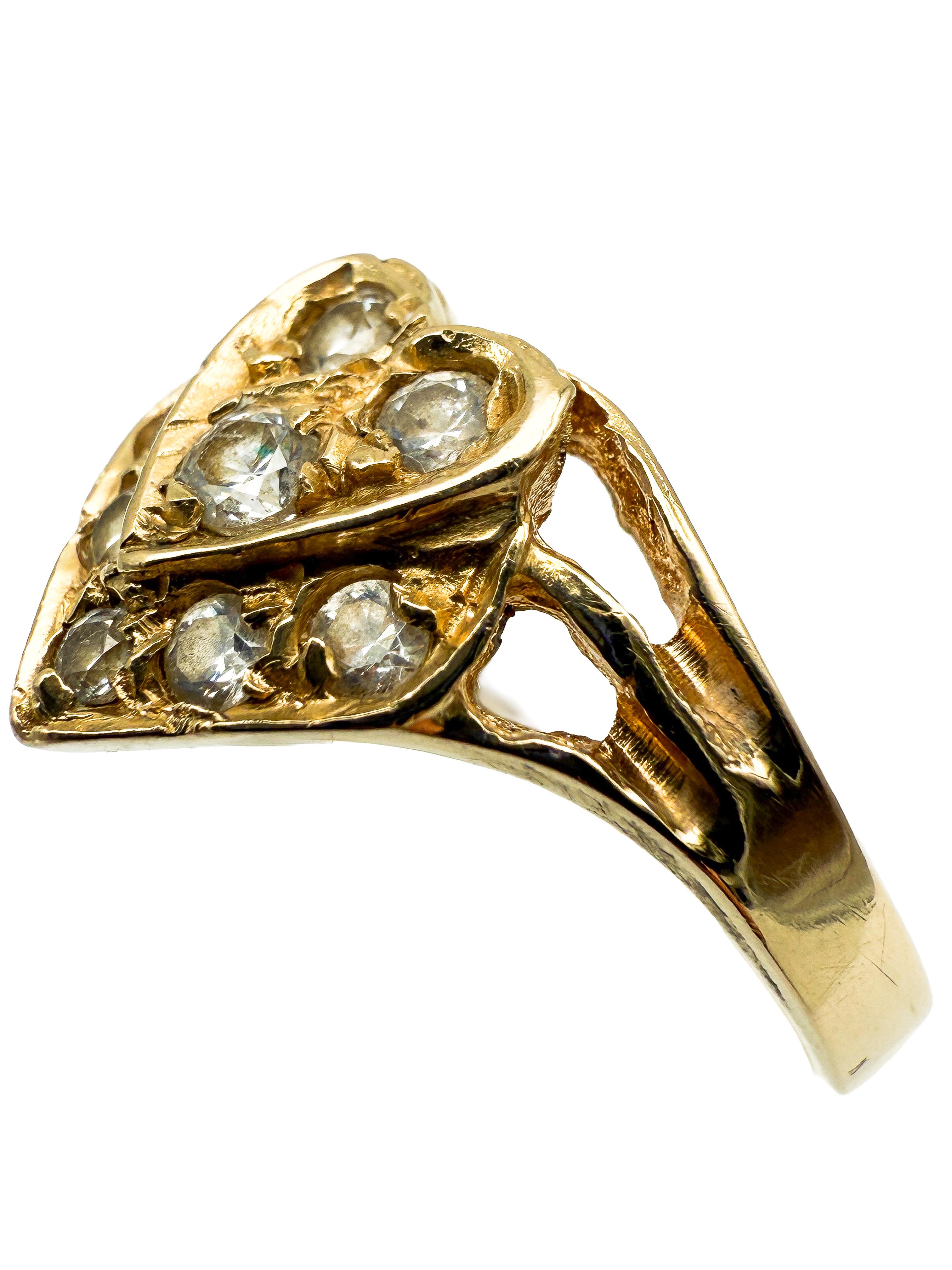 Questo elegante anello in oro giallo, realizzato in oro 14 carati, colpisce per la sua romantica forma a cuore e per lo scintillio di otto diamanti taglio brillante. I diamanti di Nature, con un peso totale di 0,35 carati, conferiscono all'anello