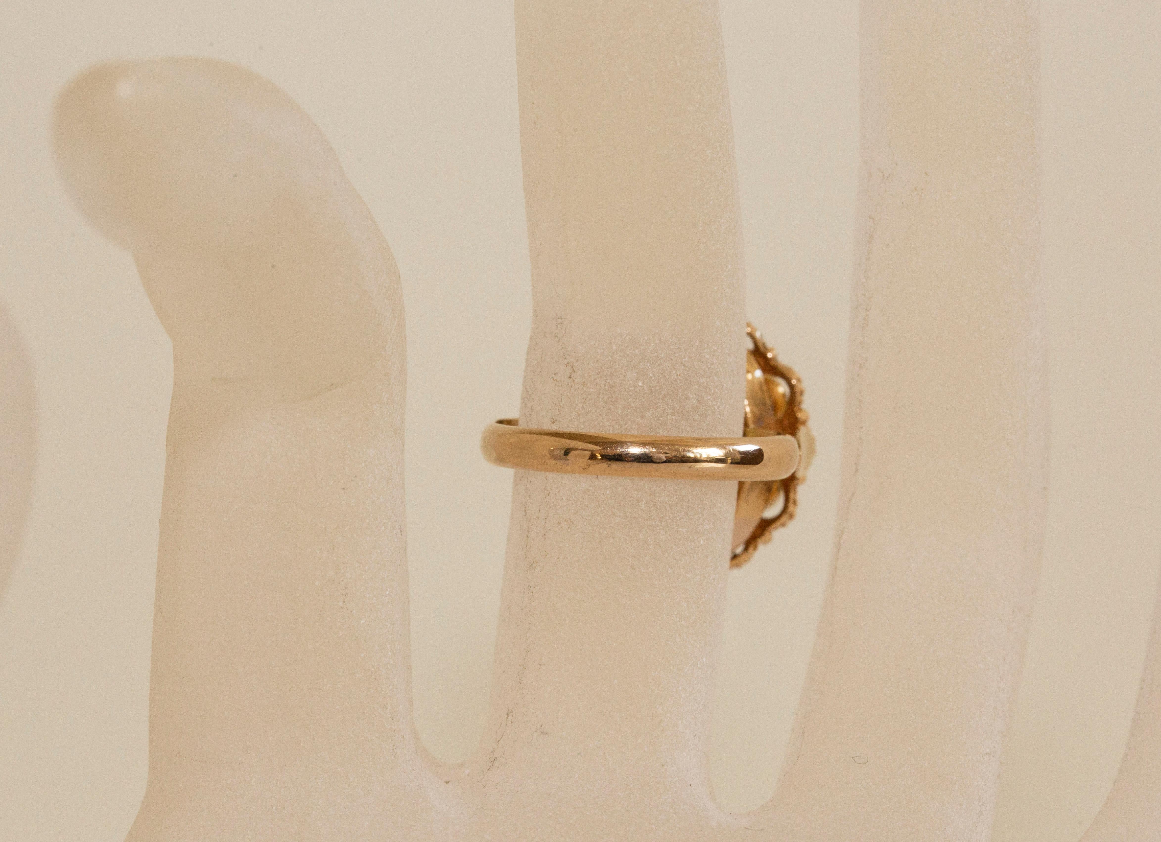 14 Karat Gelbgold Ring mit Granaten in filigraner Blumenfassung im Angebot 1