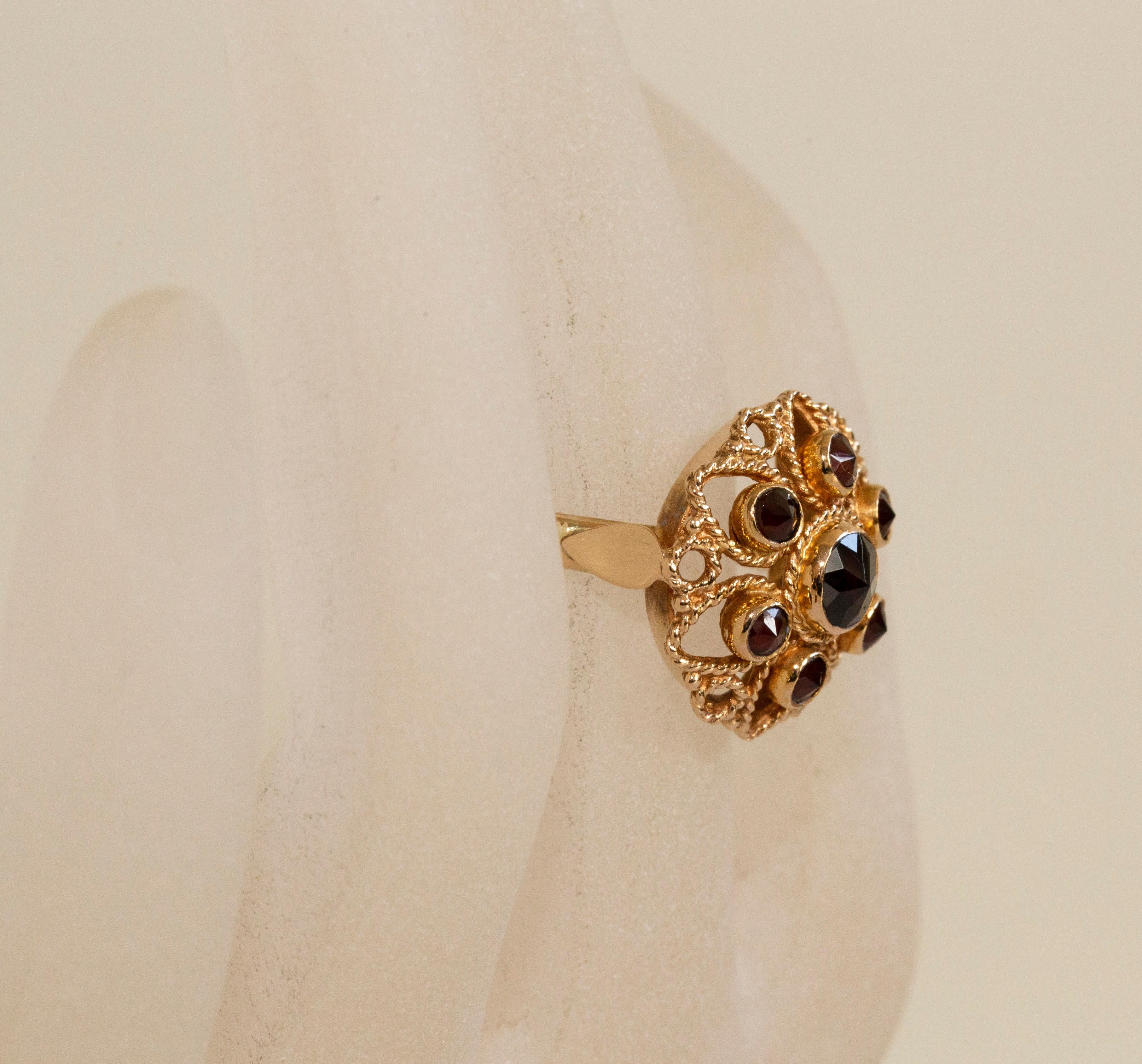 14 Karat Gelbgold Ring mit Granaten in filigraner Blumenfassung im Angebot 2