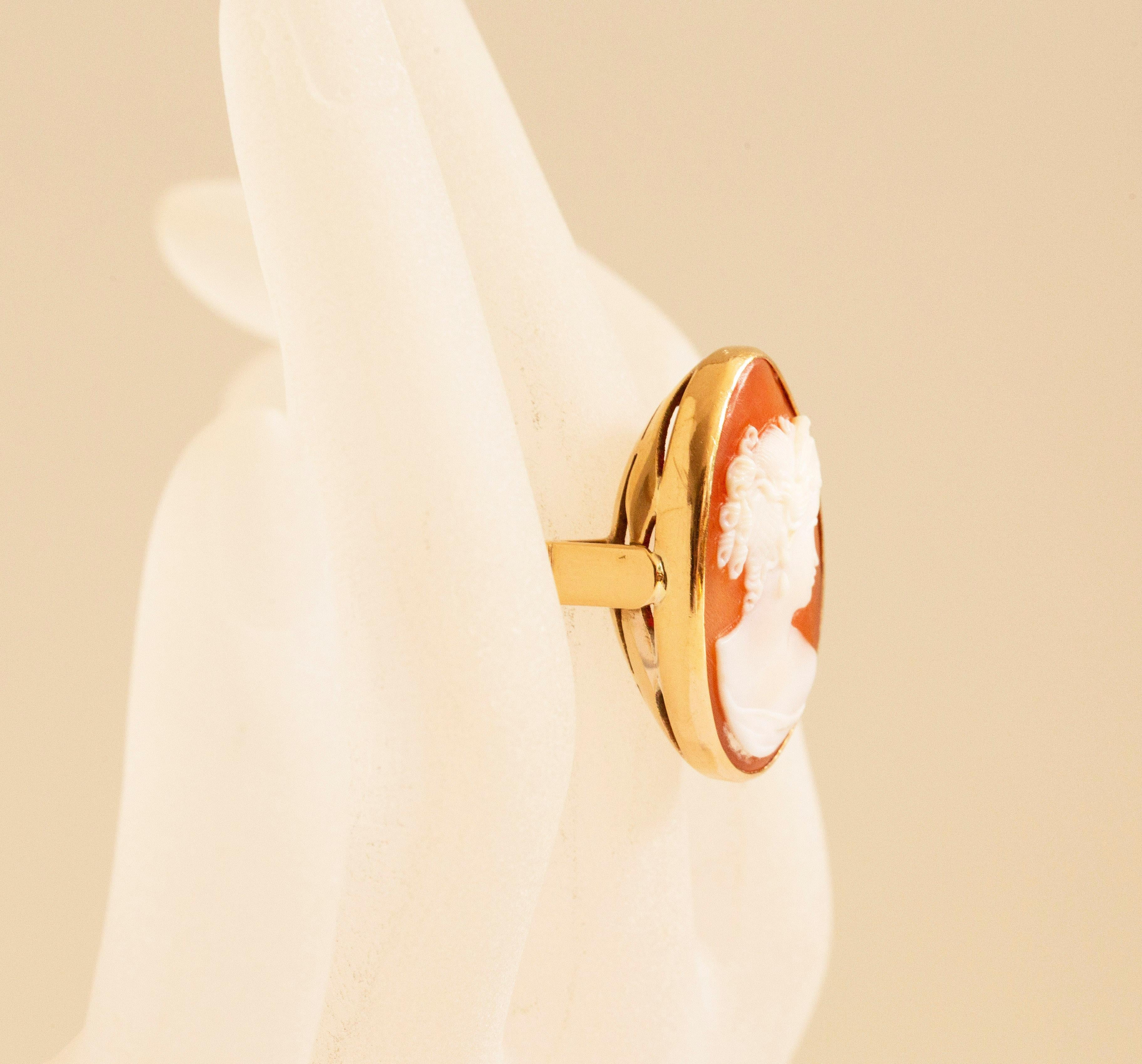 14 Karat Yellow Gold Ring with Hand Carved Shell Cameo with Female Silhouette For Sale 3