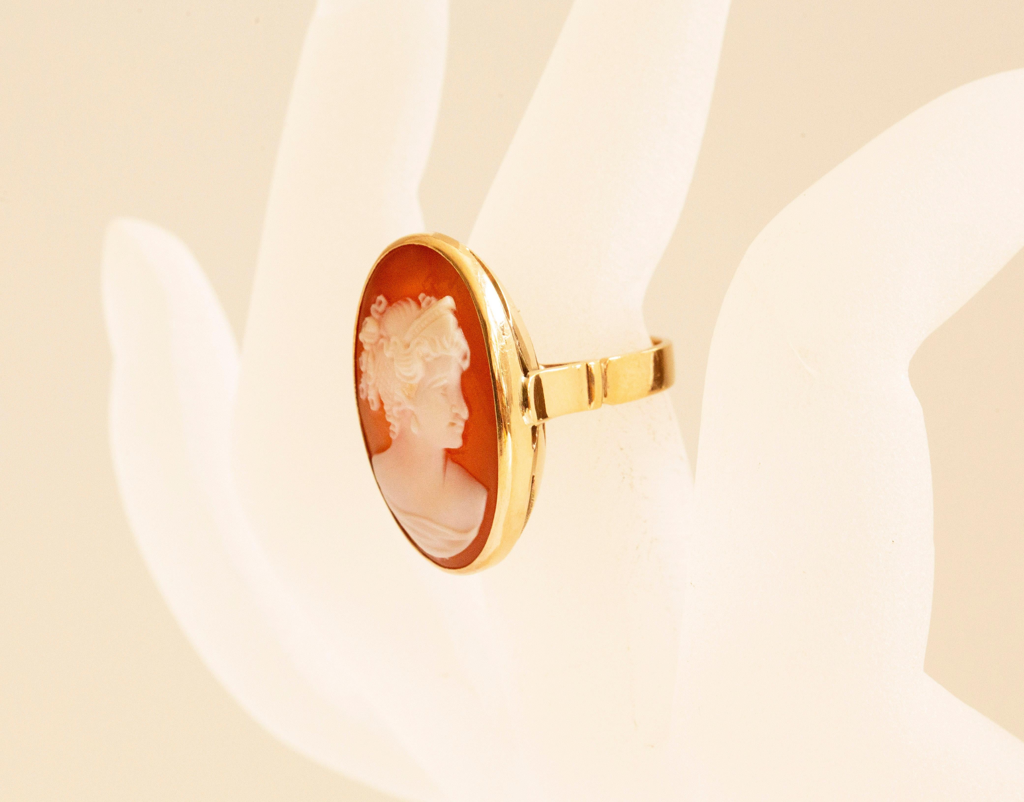 14 Karat Yellow Gold Ring with Hand Carved Shell Cameo with Female Silhouette For Sale 4
