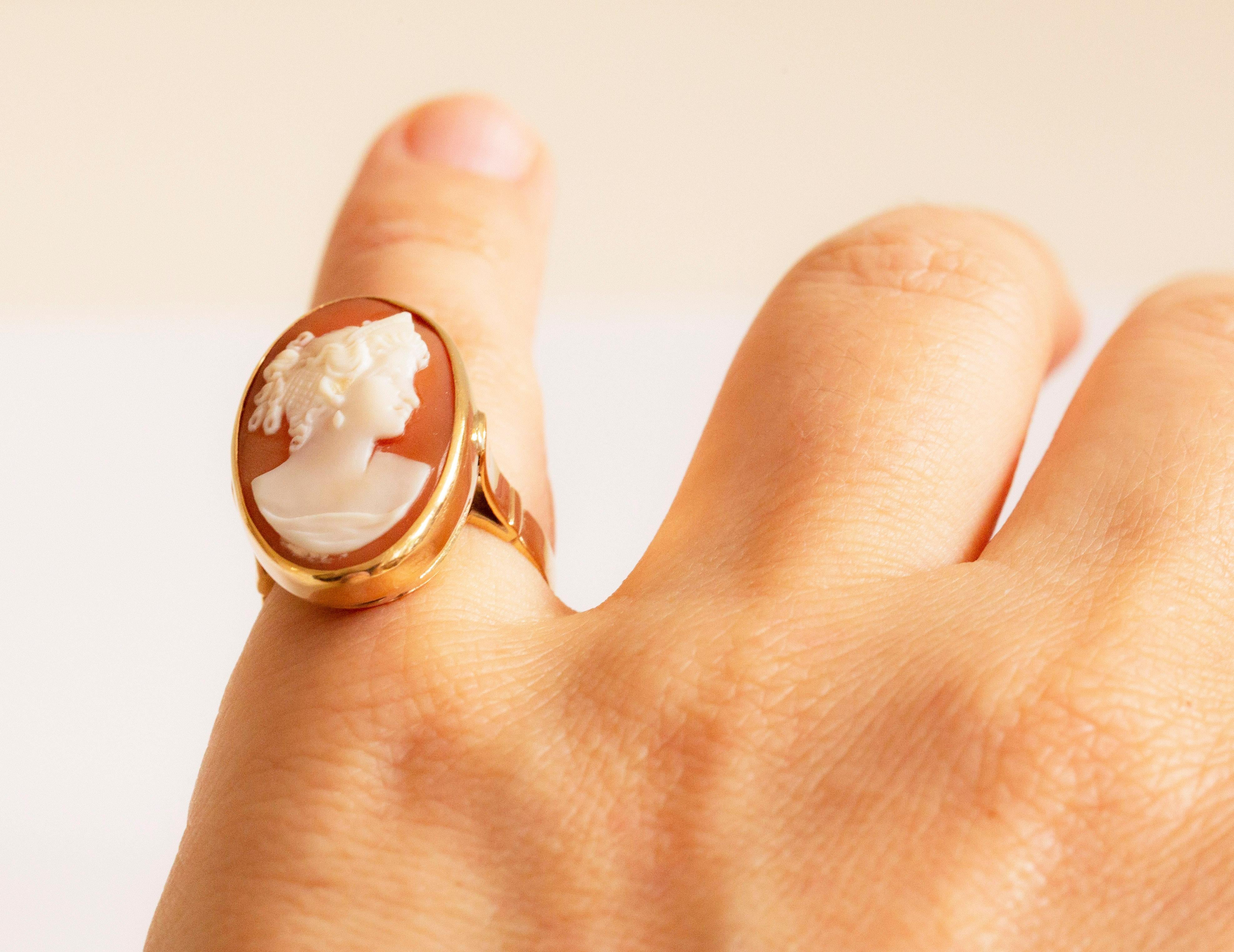 14 Karat Yellow Gold Ring with Hand Carved Shell Cameo with Female Silhouette For Sale 5