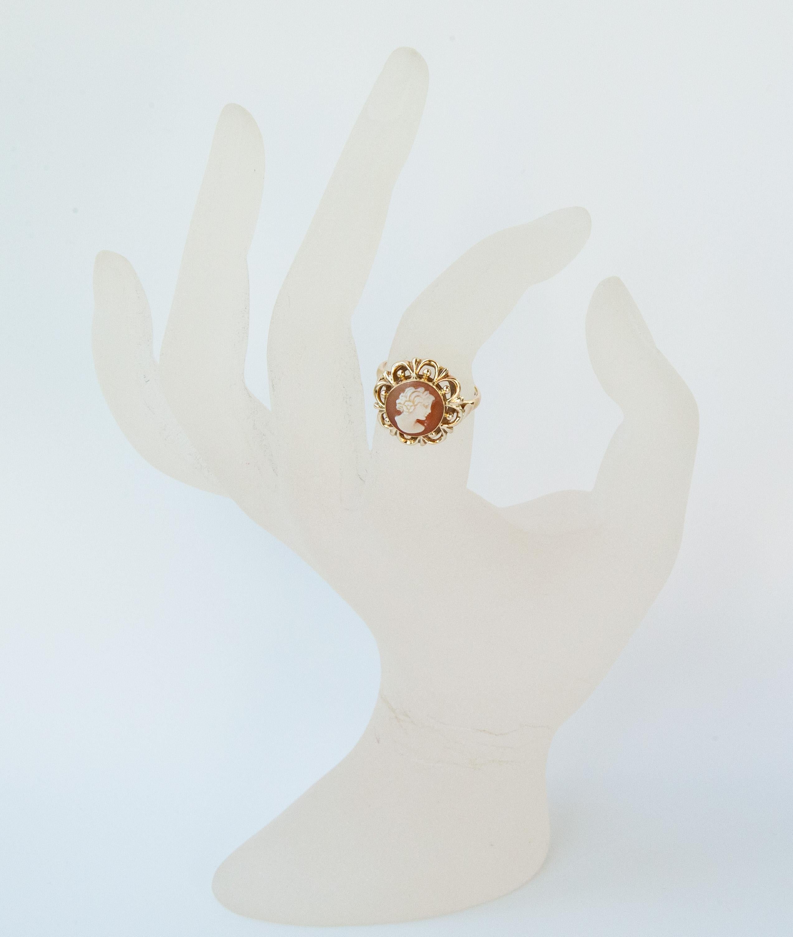 14 Karat Yellow Gold Ring with Hand Carved Shell Cameo with Female Silhouette For Sale 7