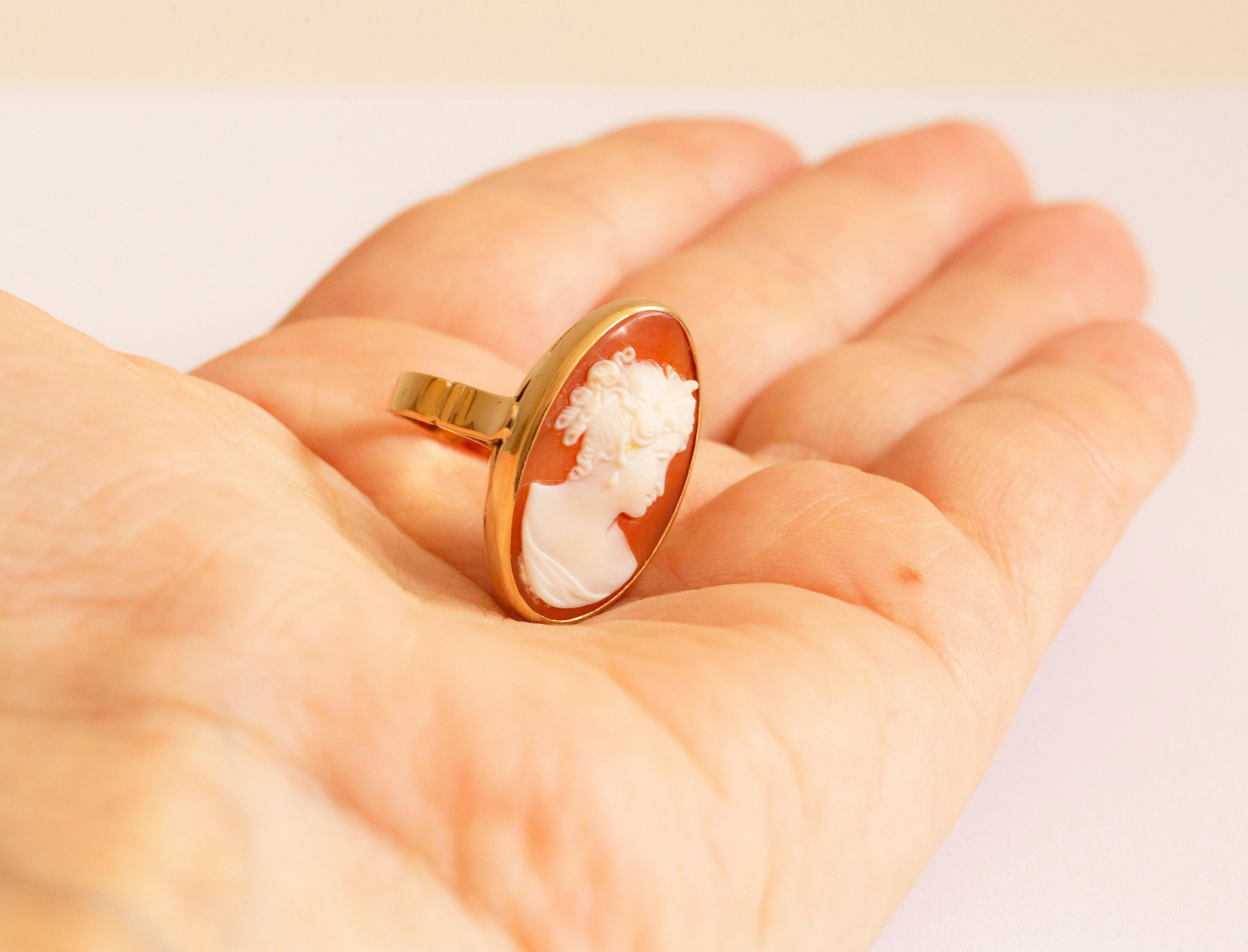 14 Karat Yellow Gold Ring with Hand Carved Shell Cameo with Female Silhouette For Sale 6