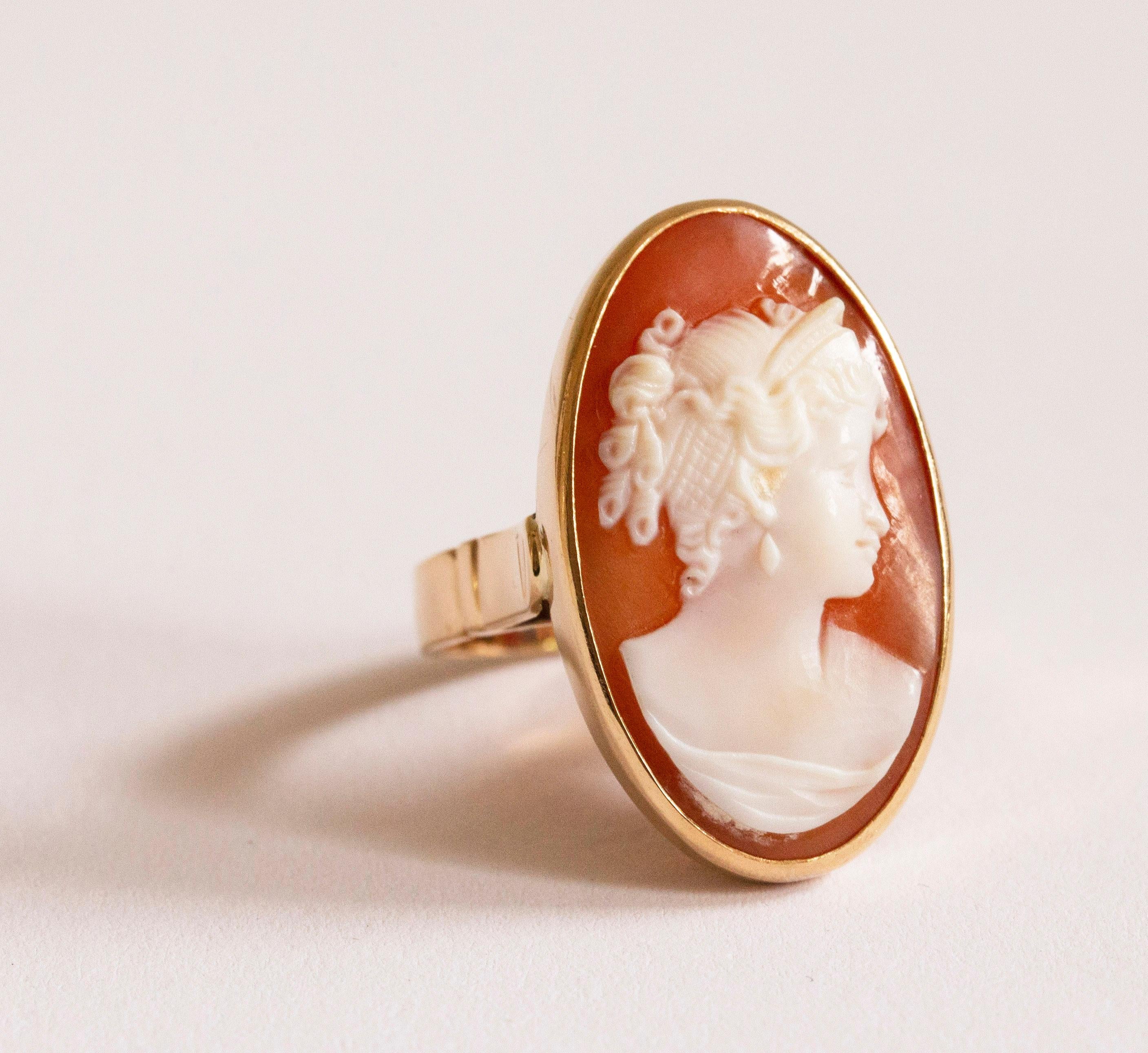 A vintage 14 K Yellow Gold ring with Cameo in an oval setting. The cameo features a female silhouette in the Victorian style. The ring is stamped with K14 that stands for the 14 karat gold content. The item was manufactured in the middle of the 20th