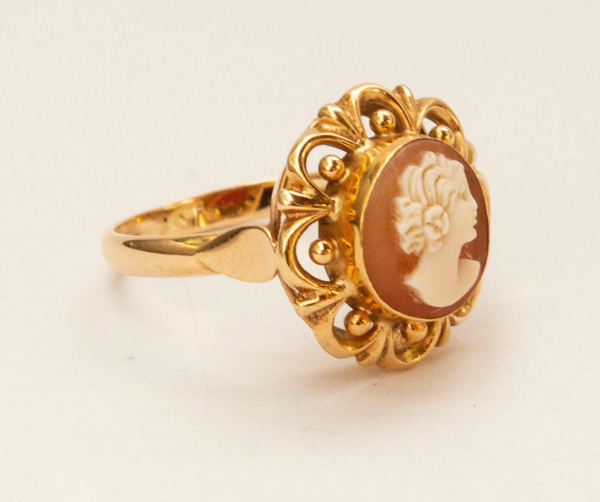 Retro 14 Karat Yellow Gold Ring with Hand Carved Shell Cameo with Female Silhouette For Sale