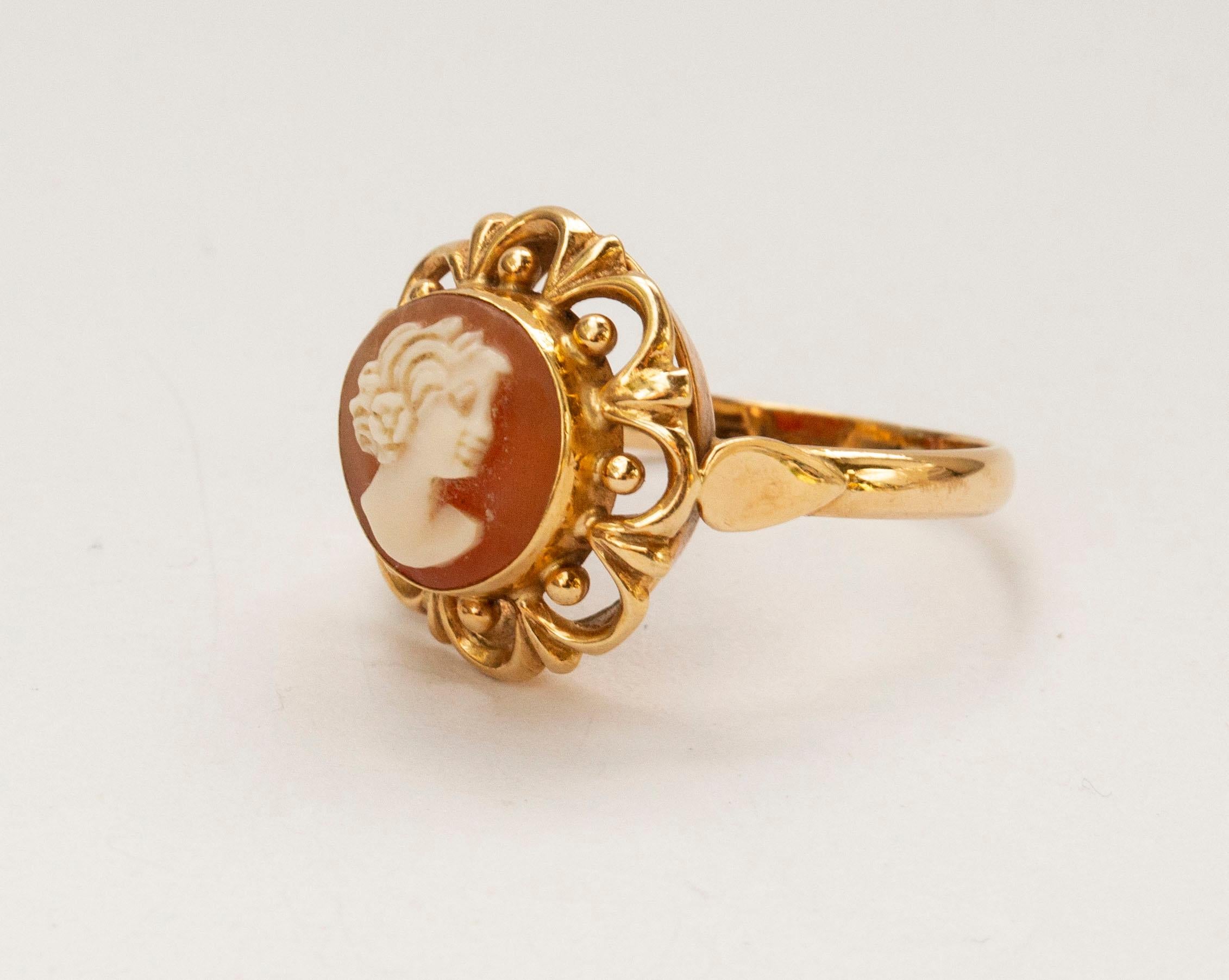 14 Karat Yellow Gold Ring with Hand Carved Shell Cameo with Female Silhouette In Good Condition For Sale In Arnhem, NL