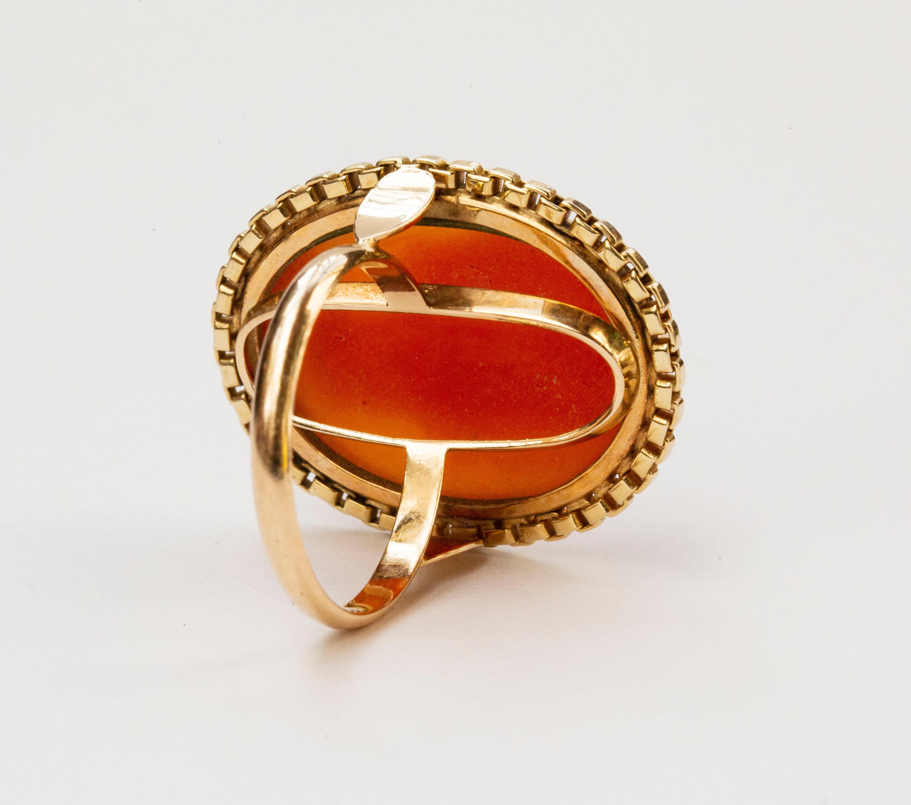 14 Karat Yellow Gold Ring with Hand Carved Shell Cameo with Female Silhouette In Good Condition For Sale In Arnhem, NL
