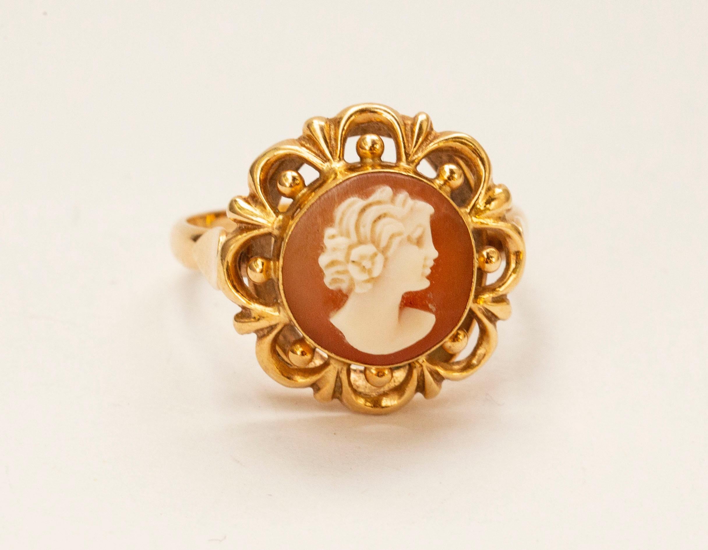 Women's or Men's 14 Karat Yellow Gold Ring with Hand Carved Shell Cameo with Female Silhouette For Sale