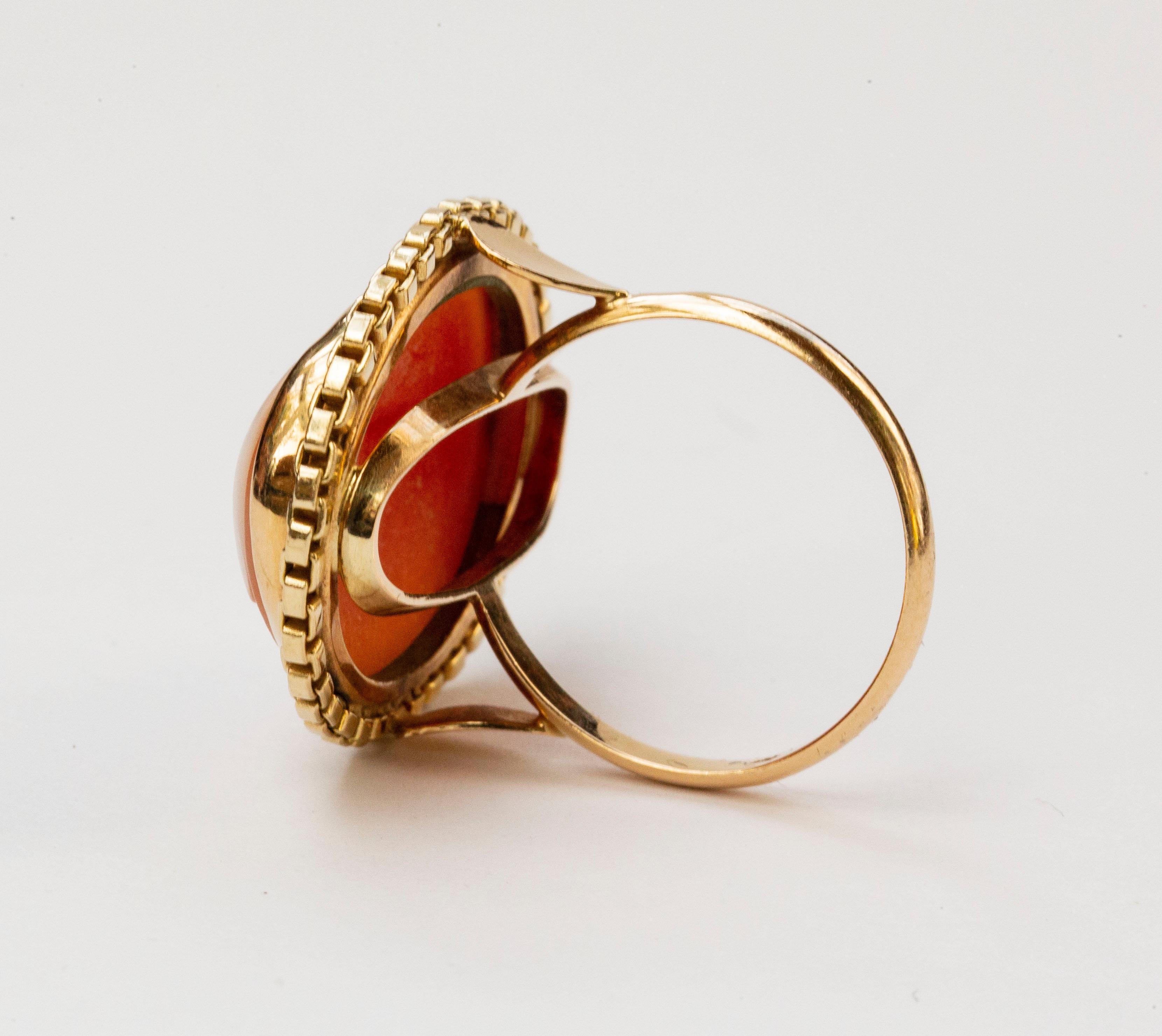 Women's or Men's 14 Karat Yellow Gold Ring with Hand Carved Shell Cameo with Female Silhouette For Sale