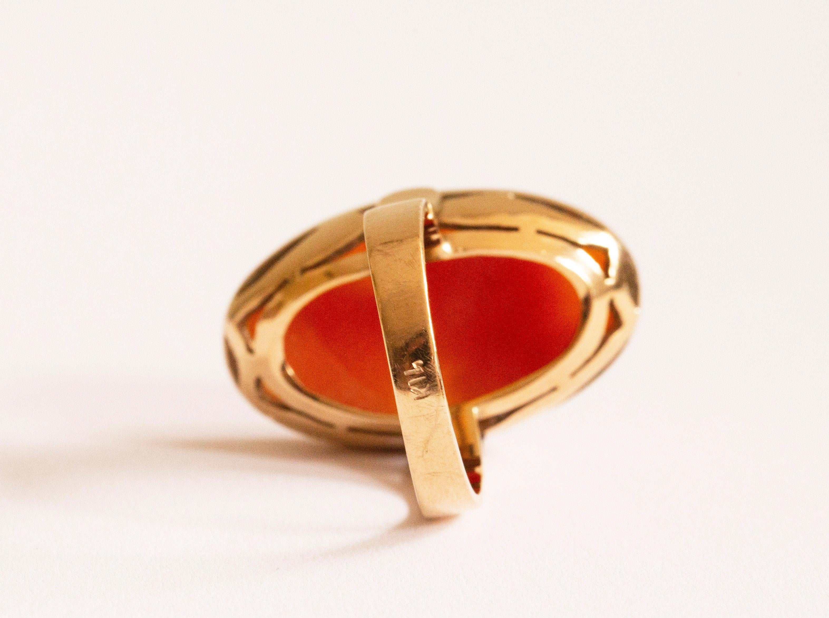 14 Karat Yellow Gold Ring with Hand Carved Shell Cameo with Female Silhouette In Good Condition For Sale In Arnhem, NL