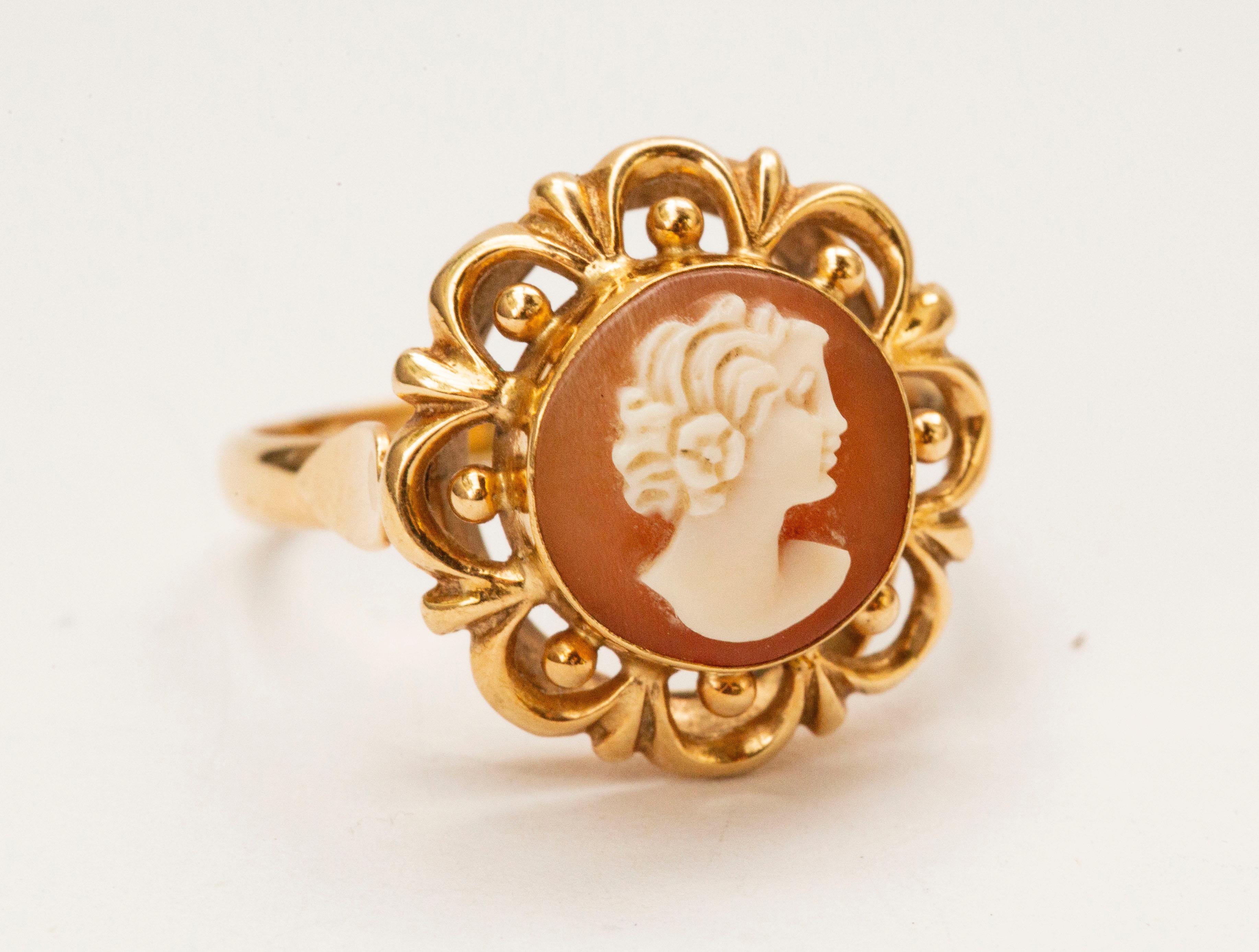 14 Karat Yellow Gold Ring with Hand Carved Shell Cameo with Female Silhouette For Sale 1